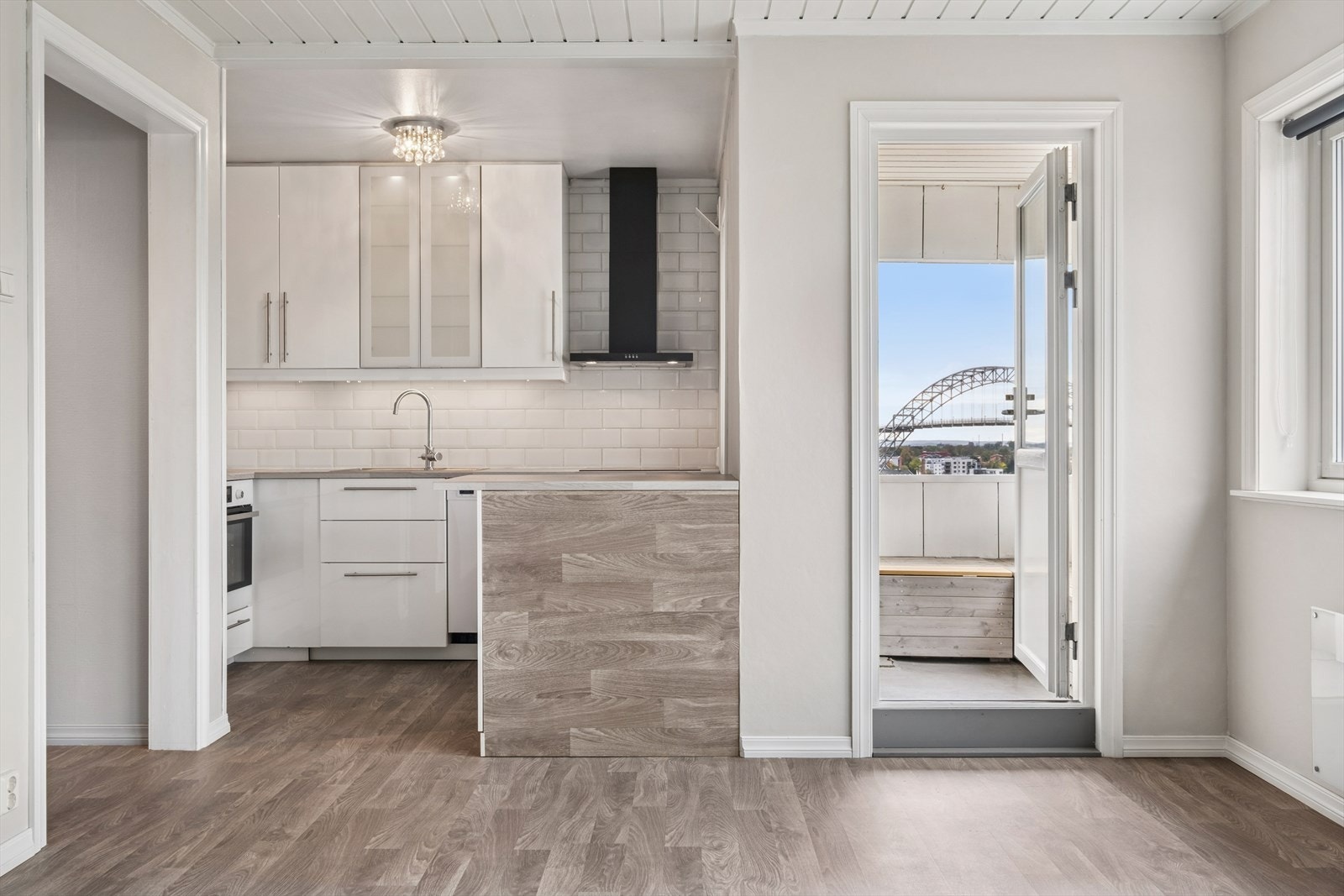 Fra boligens entré kommer du inn til kjøkkenet, stuen og balkongen. Galleribilde