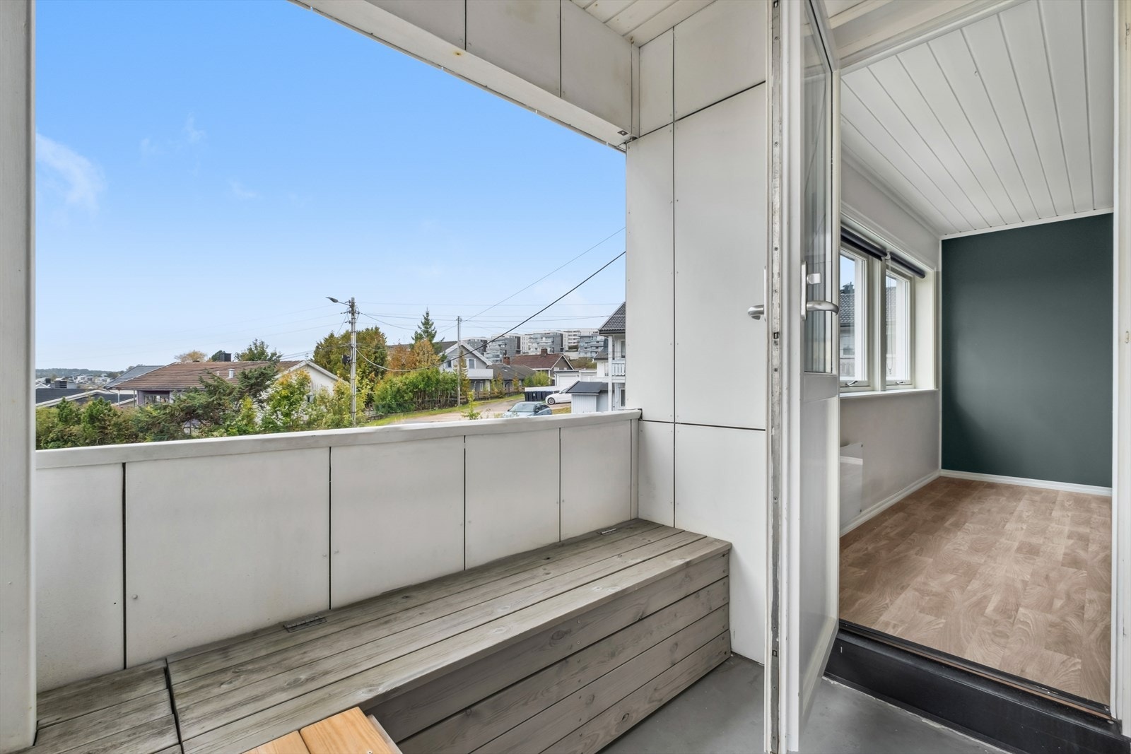 Dette er en sydvestvendt balkong på hjørnet av leilighetsbygget. Galleribilde