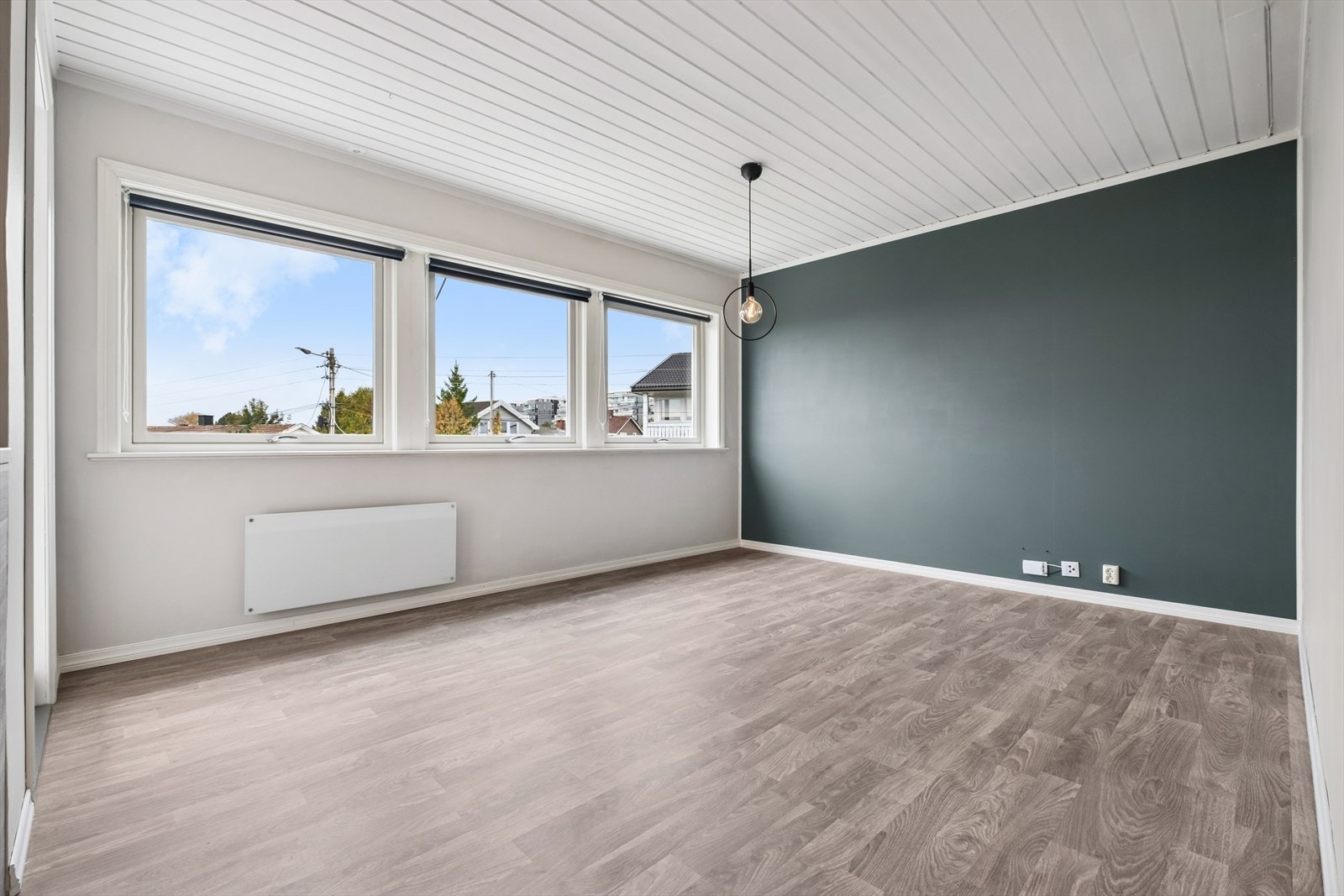 Stuen har gode solforhold, og det slippes inn mye naturlig lys. Galleribilde