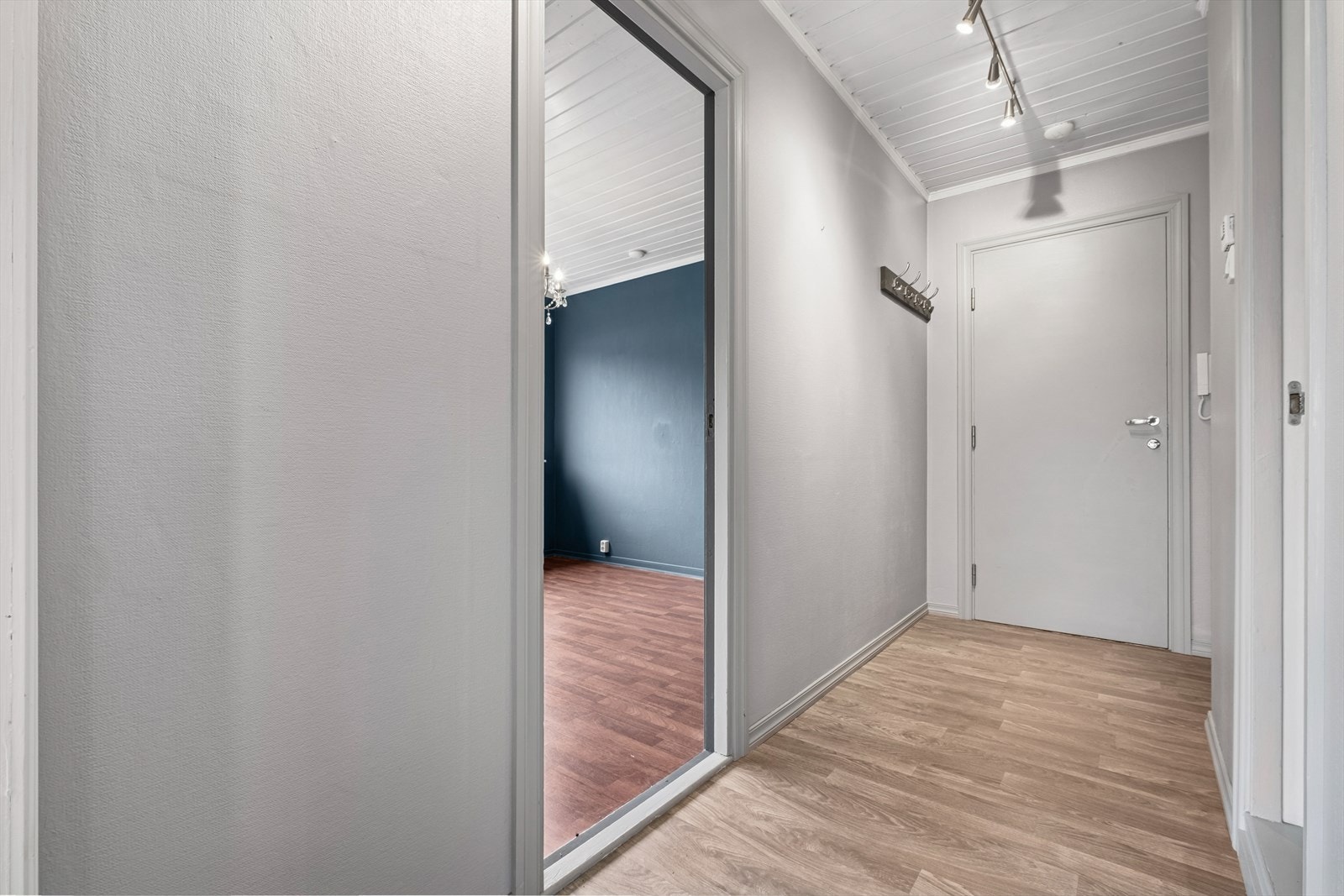 Her er det muligheten til å sette fra deg sko og henge opp diverse yttertøy. Galleribilde