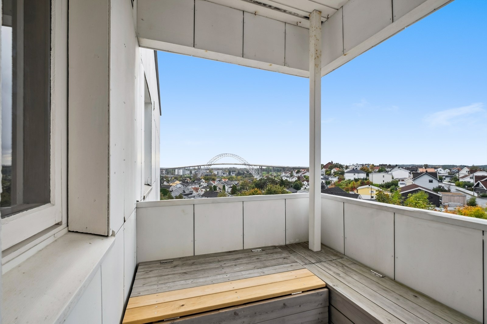 Balkongen har utsikt over store deler av byen! Galleribilde