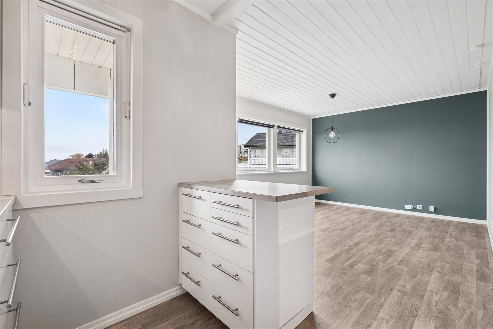 Kjøkkenet og stuen har en åpen løsning, som gir en romslig følelse. Galleribilde