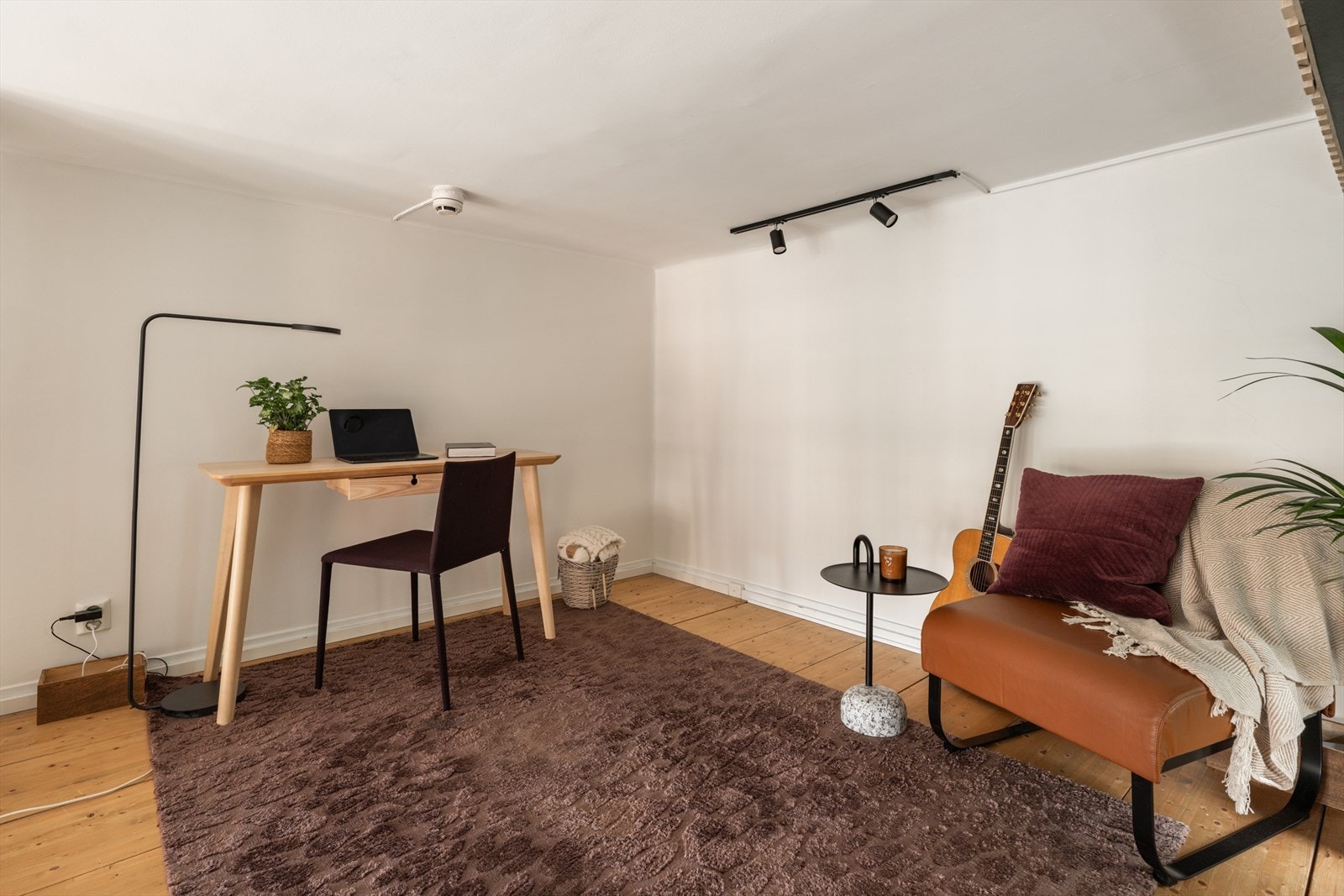 Hemsen kan fint innredes med sofa, TV-møbler eller seng. Galleribilde