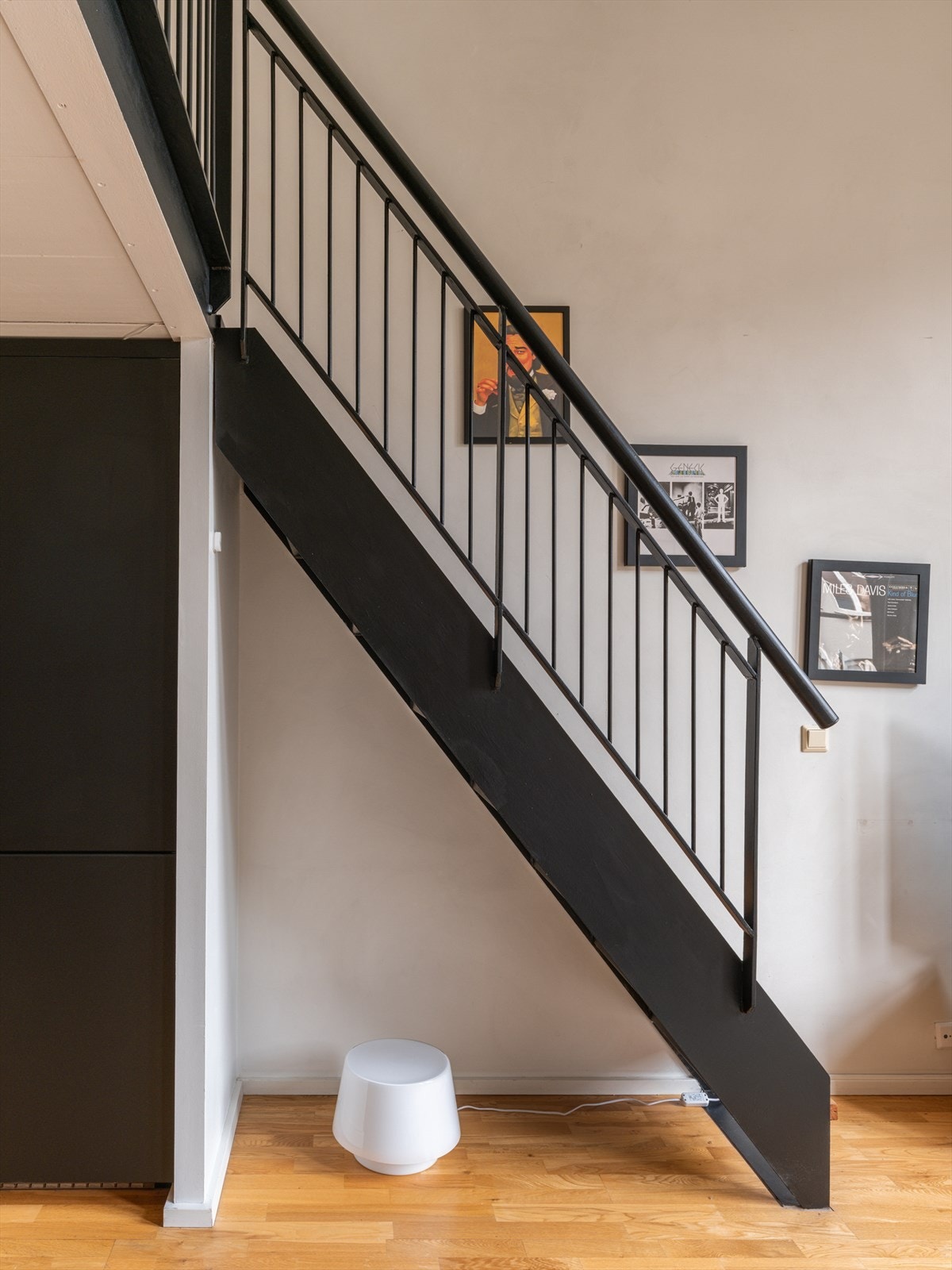 Det er plass til lagringsplass under trappen. Galleribilde
