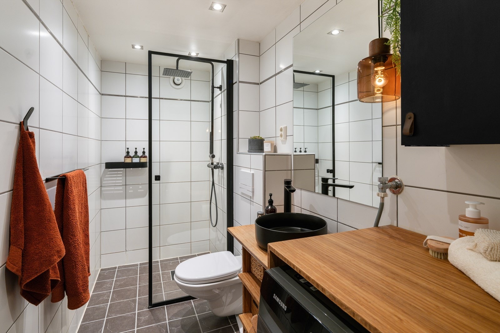 Romslig bad med tidløse fliser, behagelig gulvvarme og opplegg for vaskemaskin. Galleribilde