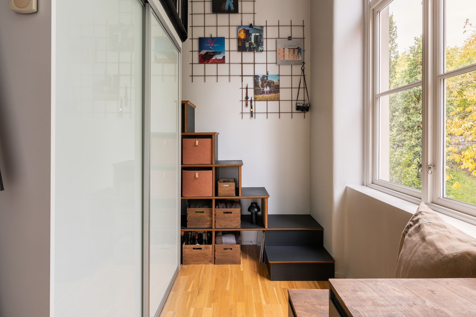 Soverommet er effektiv utnyttet med en romslig skyvedørsgarderobe og hems. Galleribilde