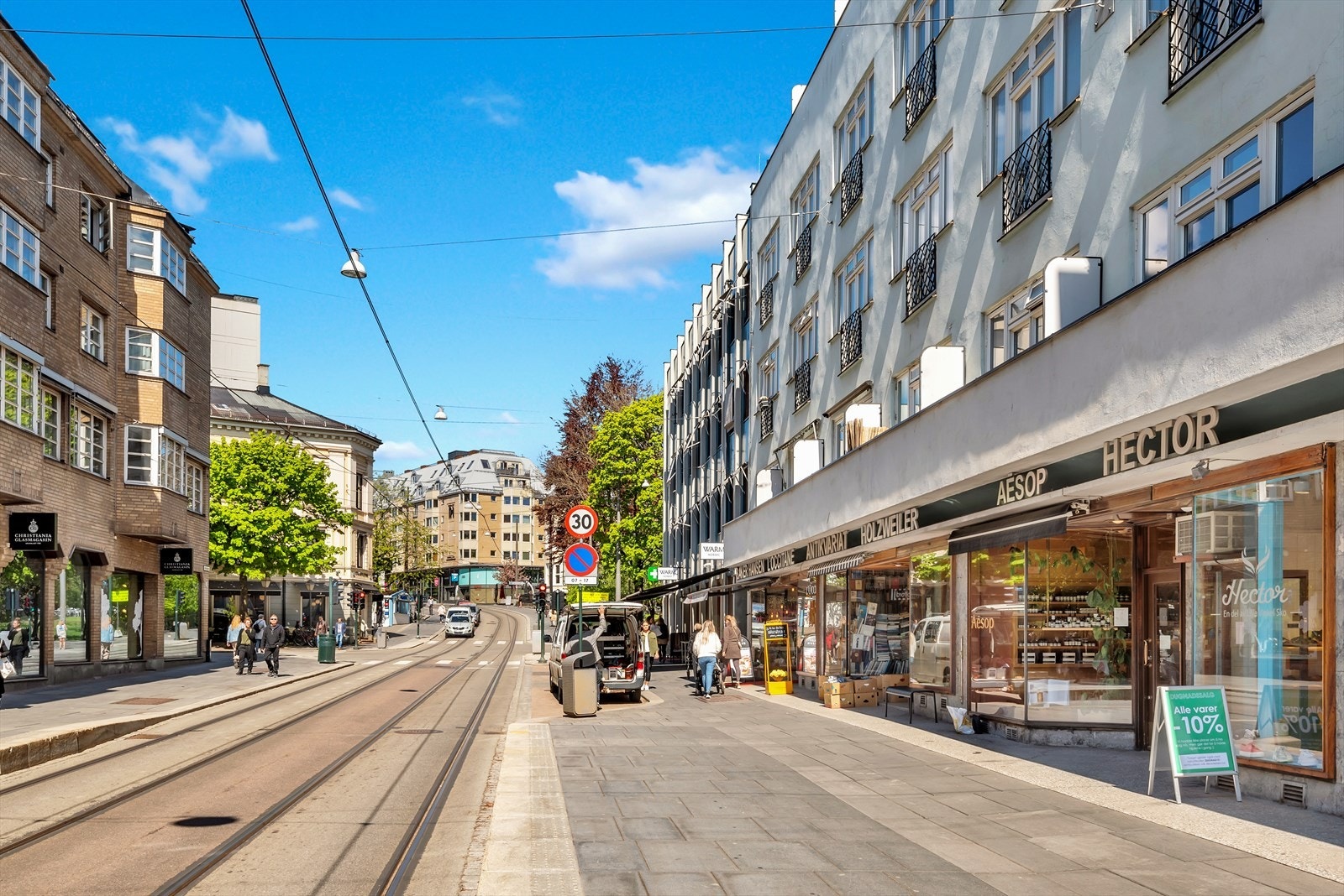 Hegdehaugsveien og Bogstadveien ligger ikke langt unna. Området byr på bred utvalg av shoppingmuligheter og servicetilbud Galleribilde
