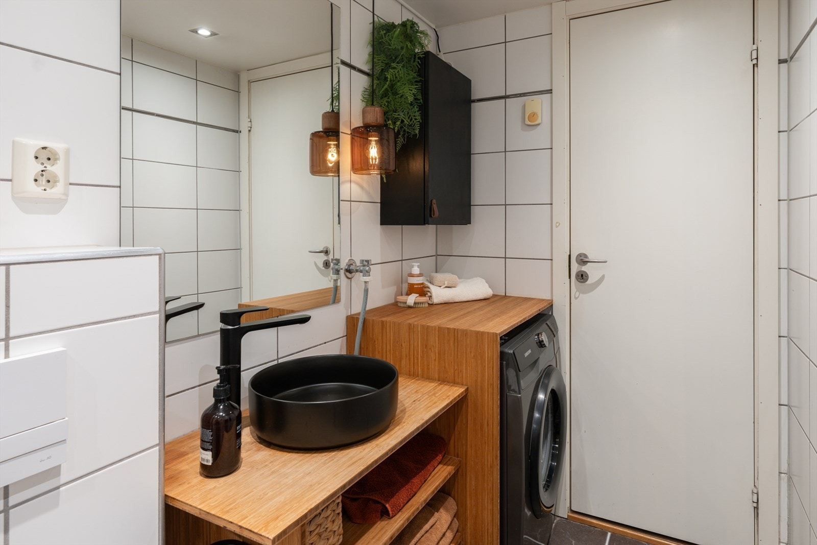 Badet er fra 2005/2006, og ble i 2021 oppgradert med nytt dusjsett, dusjdører, baderomsvifte, servant og blandebatteri. Det ble også etablert en plassbygd løsning for servantbenk og vaskemaskin. Galleribilde