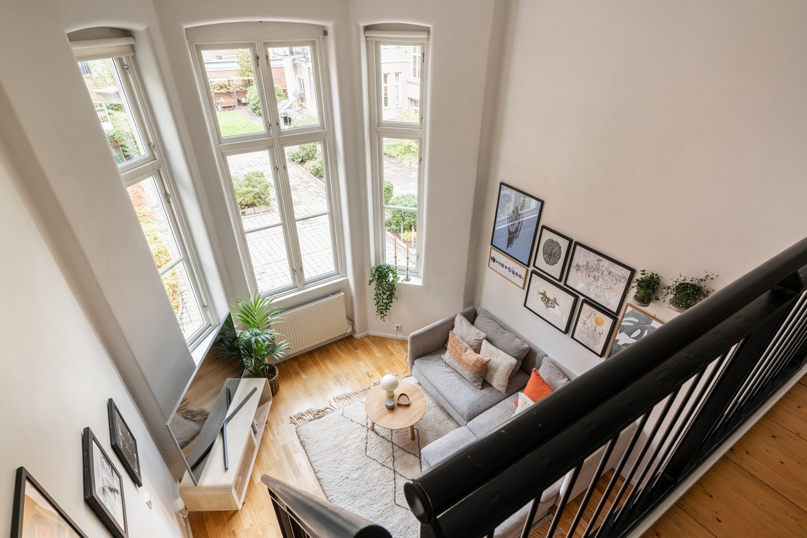 Her får du imponerende takhøyde på 3,9 meter og store vindusflater. Galleribilde