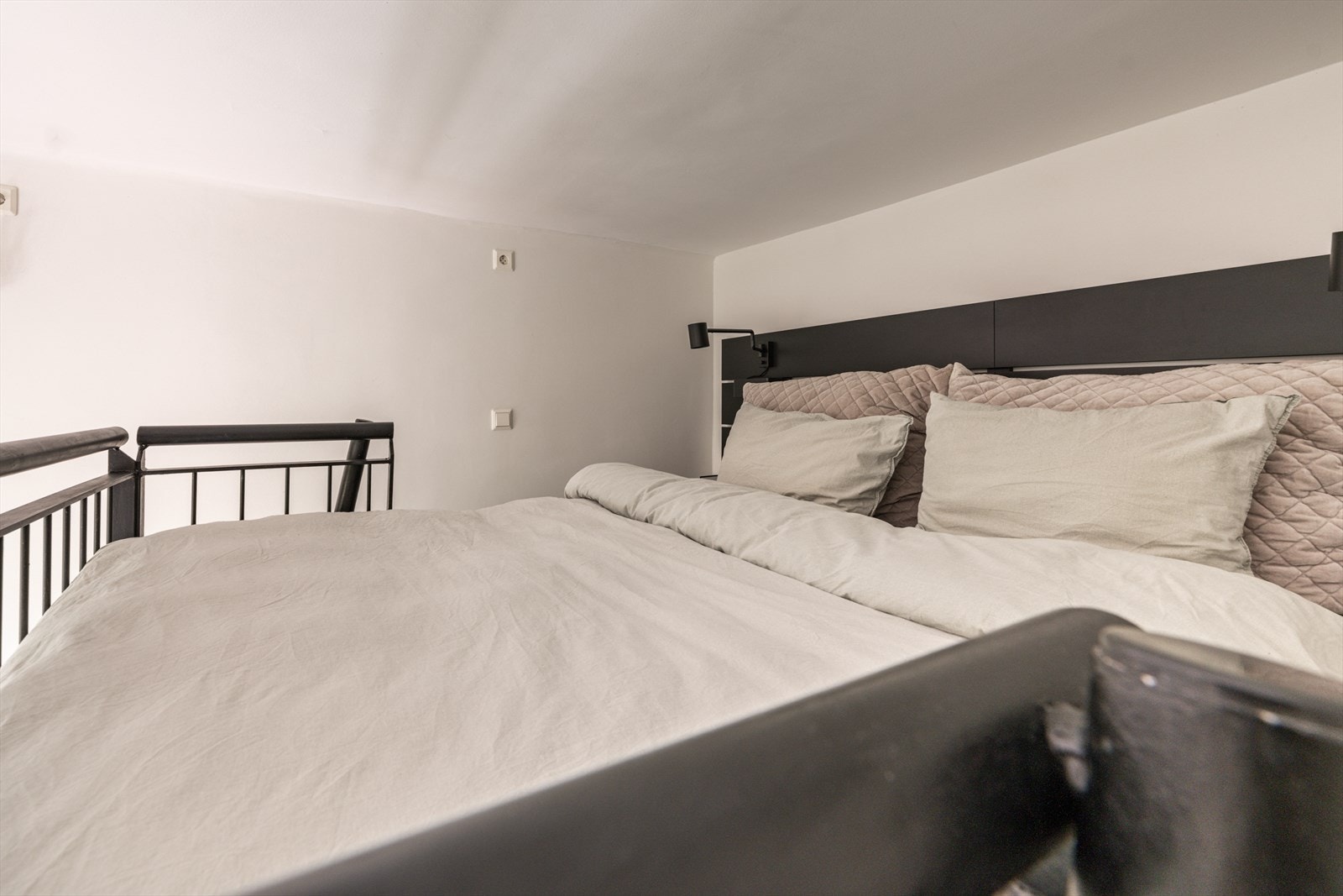 Over garderobeskapet finnes en praktisk hems med et gulvareal på ca. 6 m². Galleribilde