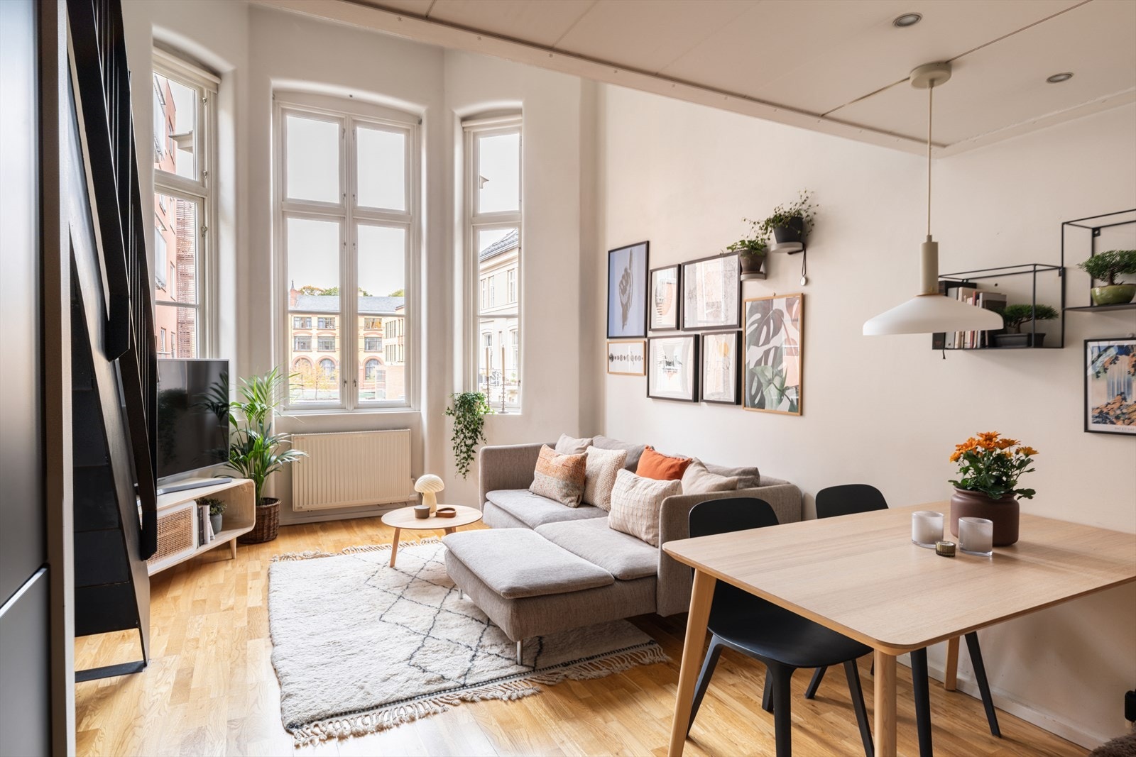Lys og trivelig stue med god plass til sofa, spisebord og øvrige møbler. Galleribilde