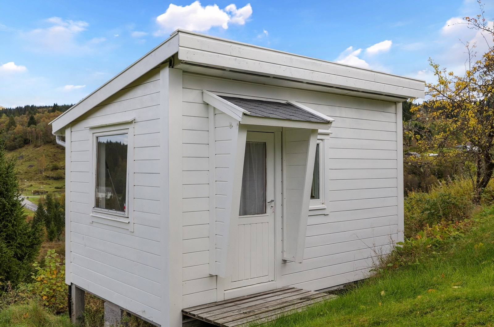 Tilhørende uthus/utebod på eiendommen. Galleribilde