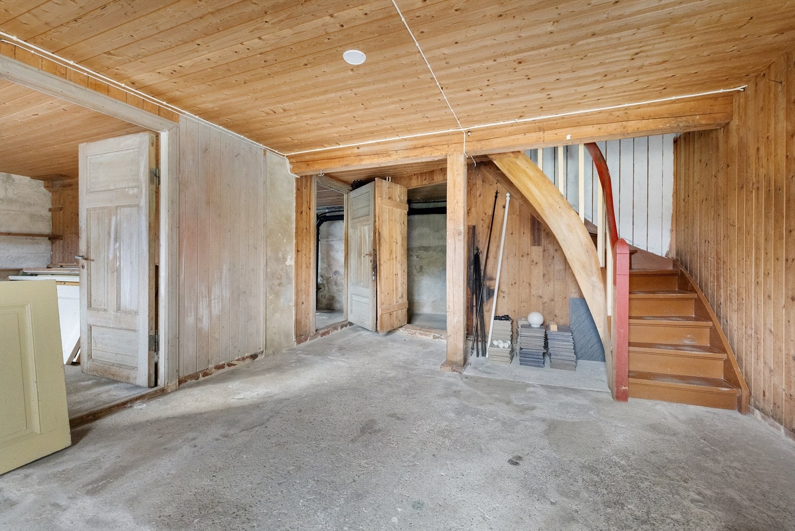 Kjelleren er en råkjeller med forskjellige forskjellige bodrom. Galleribilde