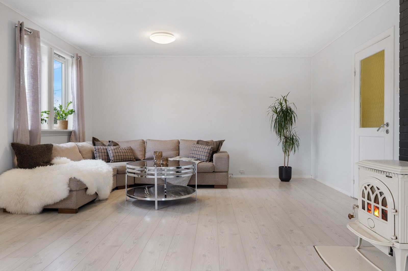 Romslig stue med vedovn og varmepumpe. Galleribilde