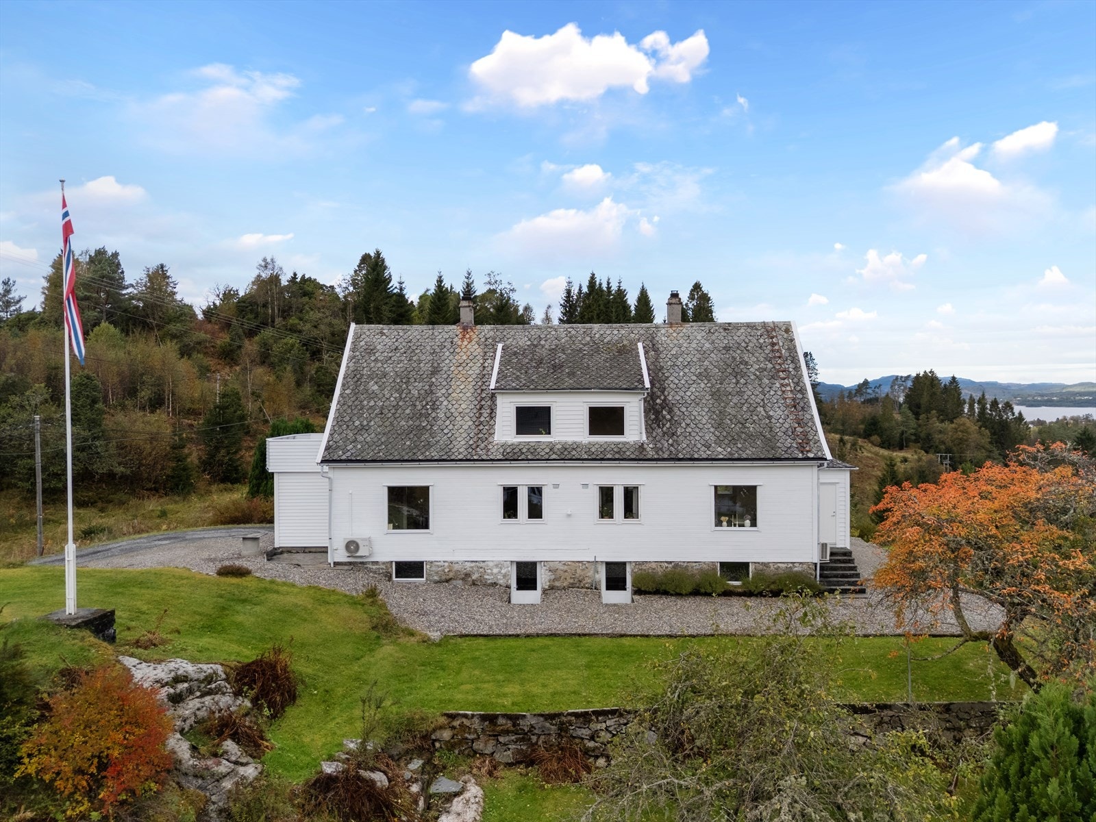 Eiendomsmegler Norge ved Robert Stavenes har gleden av å presentere en hel tomannsbolig med tre garasjeplasser. Galleribilde
