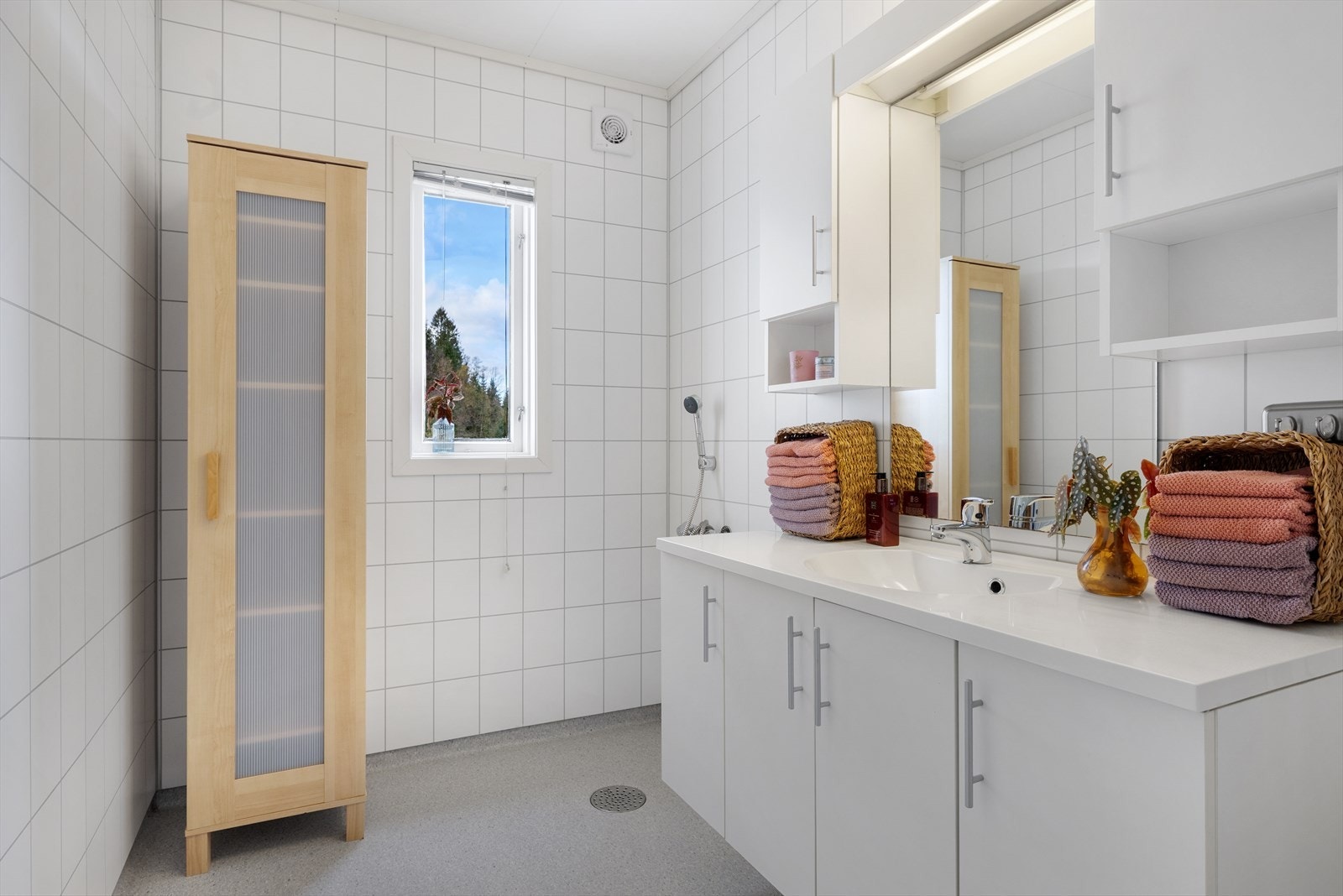 Bad med opplegg for badekar i tillegg til dusjhjørne. Galleribilde