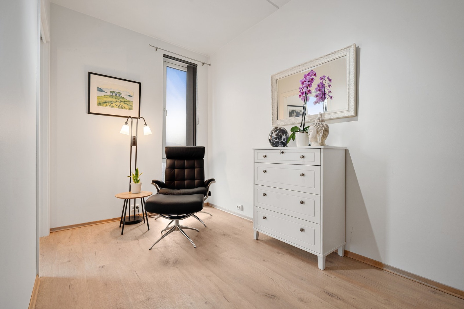 Her er det god plass til dobbeltseng, og rommet har adkomst via to dører Galleribilde
