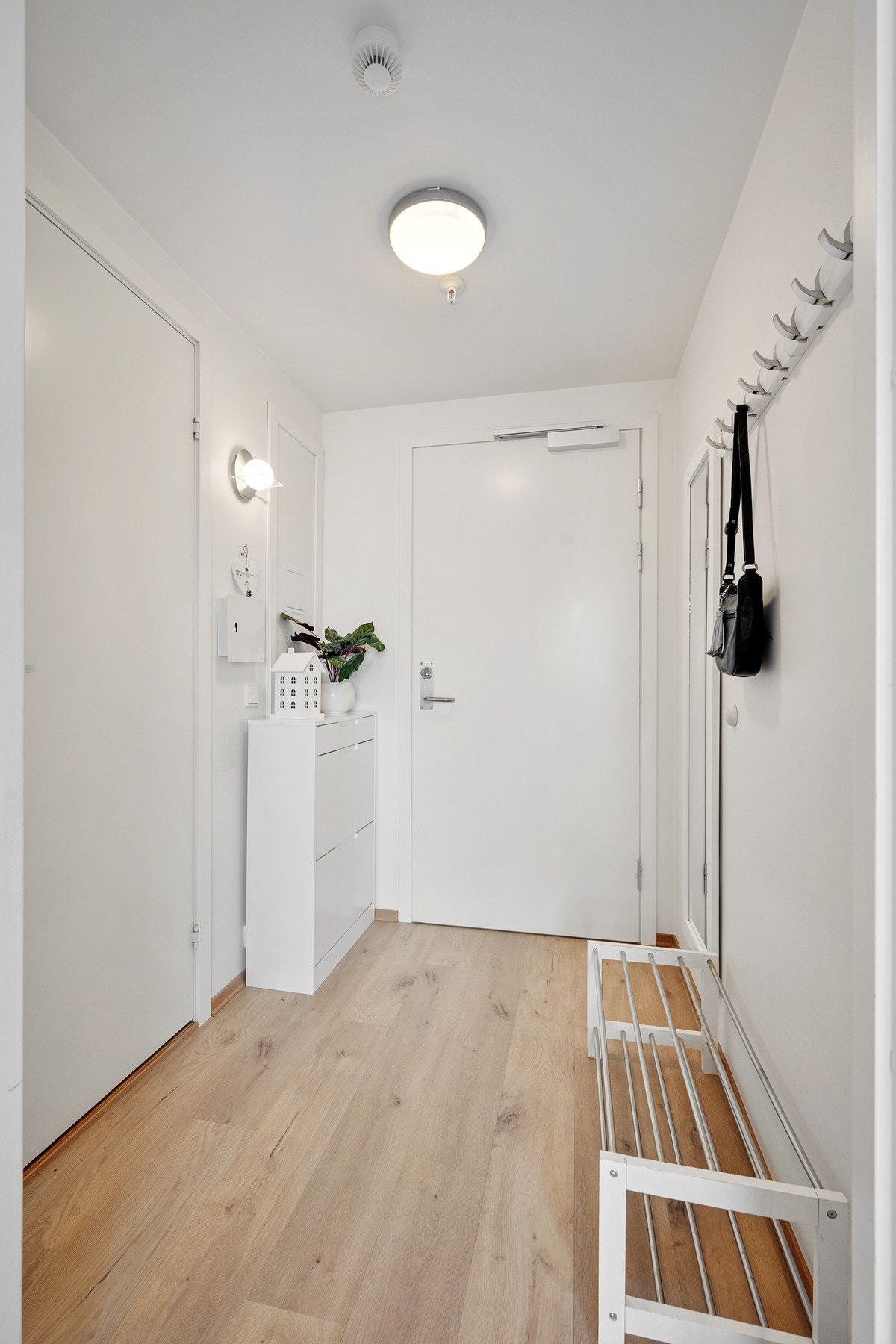 I entréen er det god plass til å henge fra seg yttertøy og sko, og mulighet for oppbevaringsløsninger Galleribilde