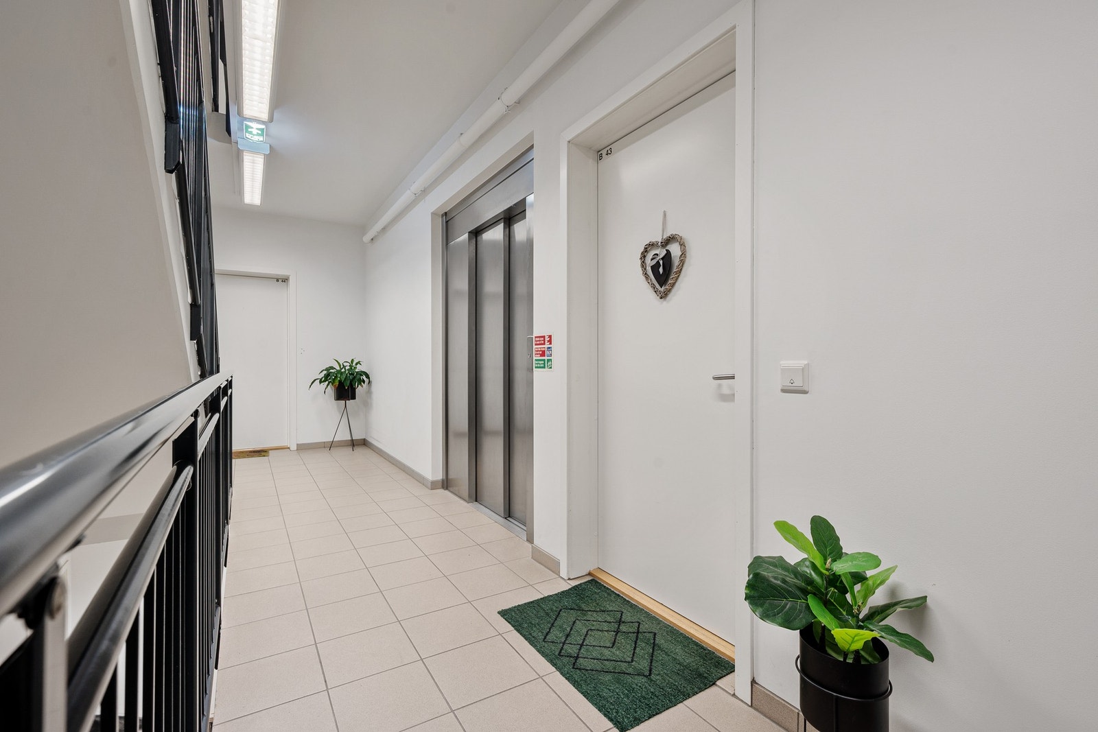 Det er enkel adkomst til leiligheten med heis eller trapp Galleribilde