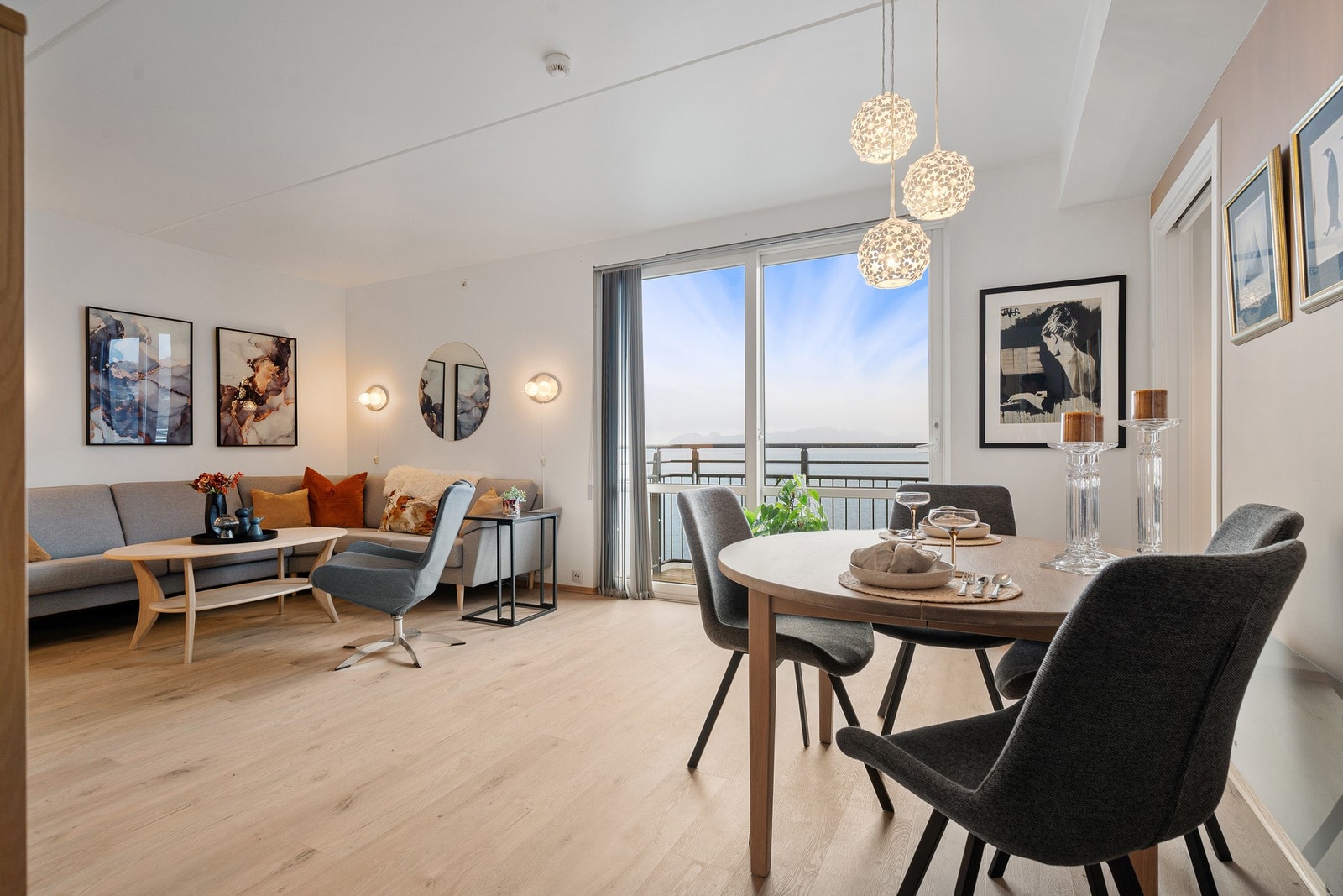 Lys og romslig stue som gir rom for sofagruppe og spisebord Galleribilde