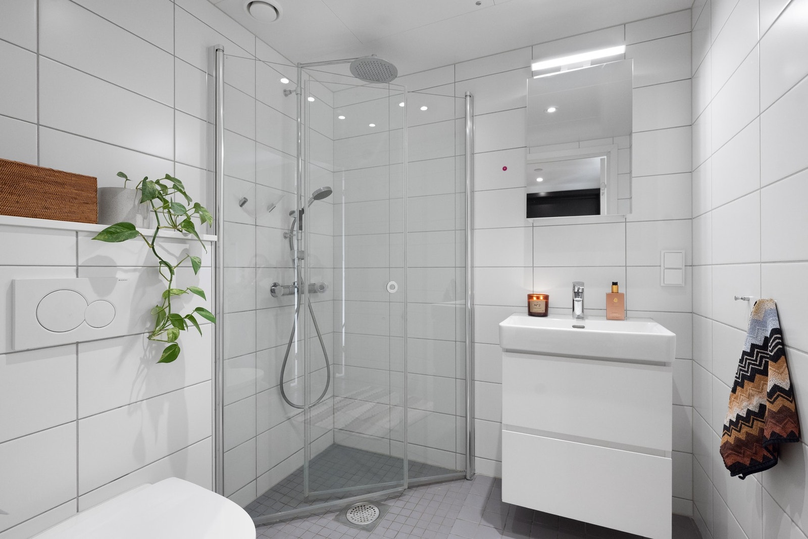 Her er det elektriske varmekabler og downlights Galleribilde
