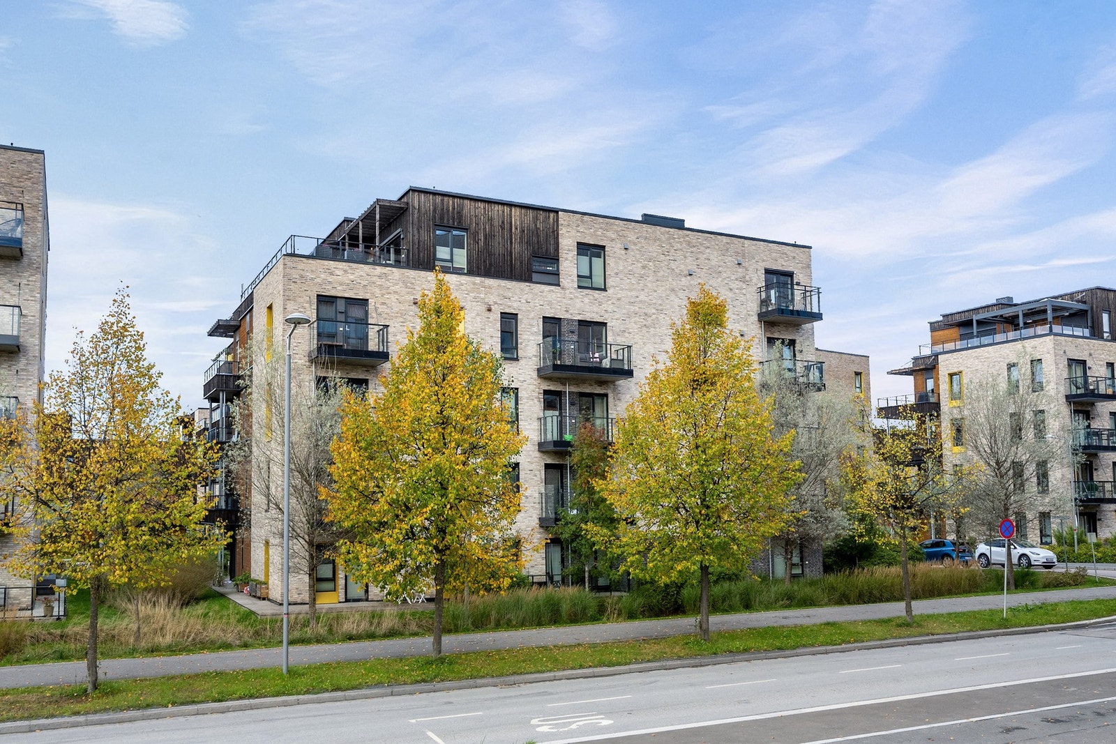 Fra Finn Thorsagers vei 4 er det kort gangavstand til Holtekilen og flotte områder på Fornebu Galleribilde