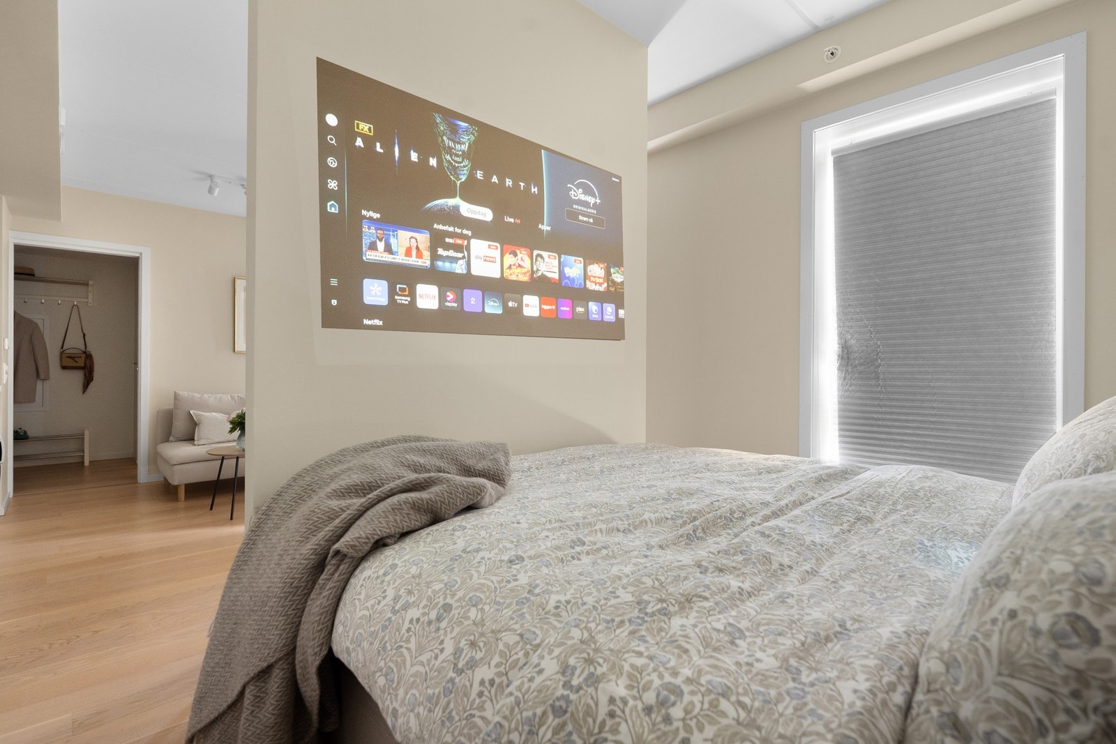 Smart alkoveløsning - dagens eier har brukt miniprosjektor som TV for å spare plass Galleribilde