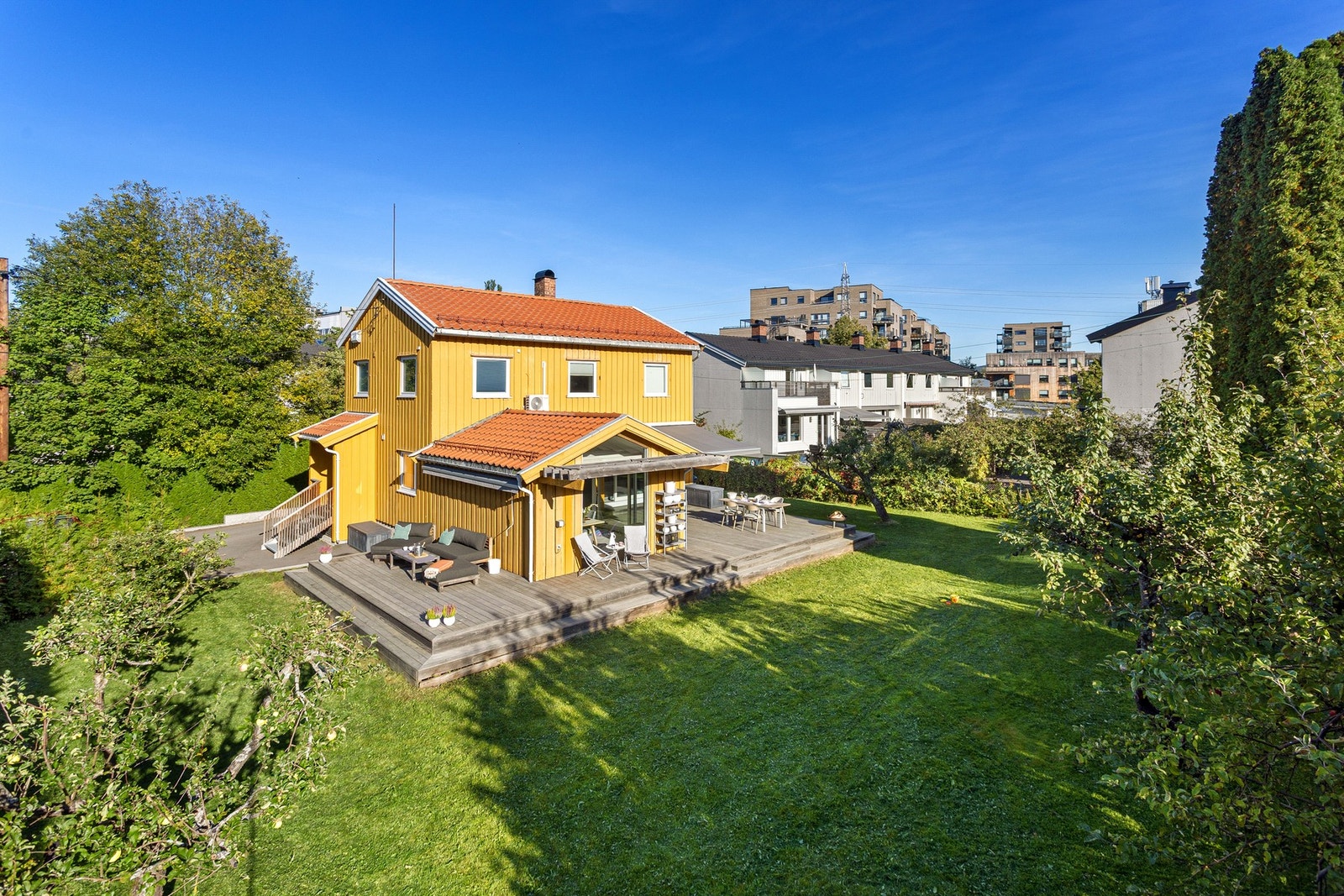 En sjelden perle på Refstad med et stort, idyllisk uteområde og sol fra morgen til kveld. Galleribilde