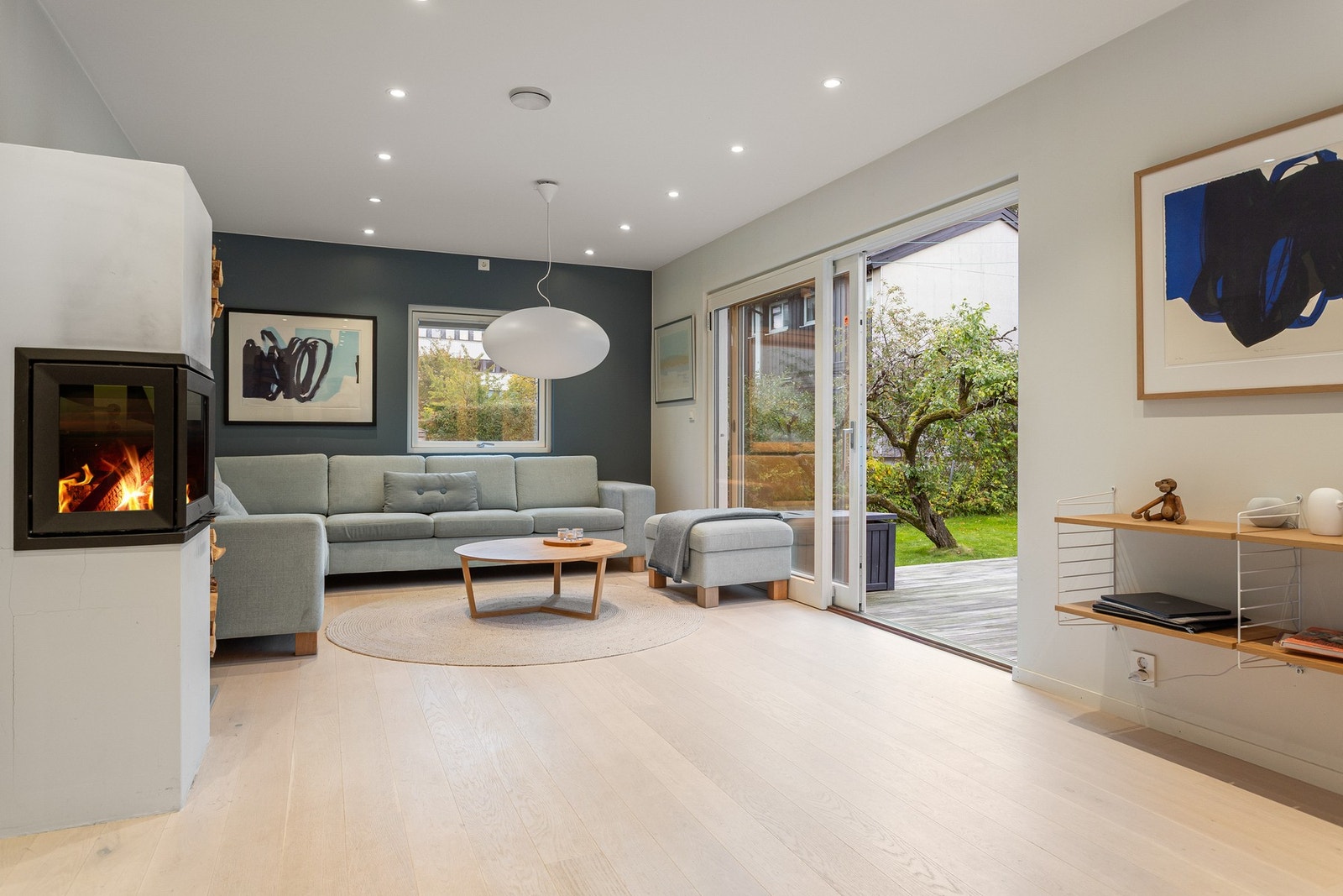 Så snart du kommer inn til oppholdsrommet vil du umiddelbart legge merke til vindusflatene som strekker seg fra gulv til tak. Galleribilde