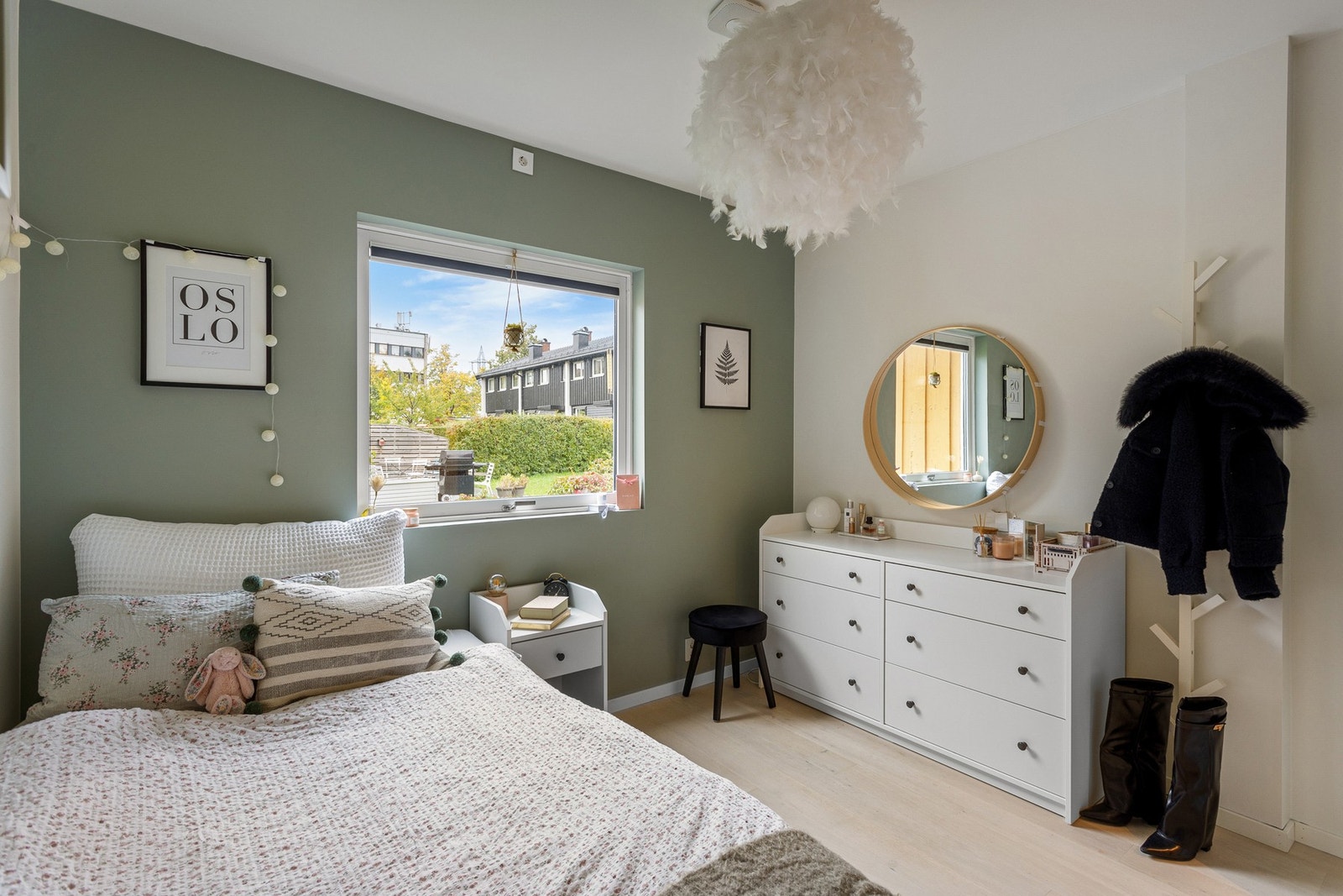 God plass til seng, oppbevaringsmøblement og skrivepult. Soverommet passer fint som kontor, gjesterom eller barnerom. Galleribilde