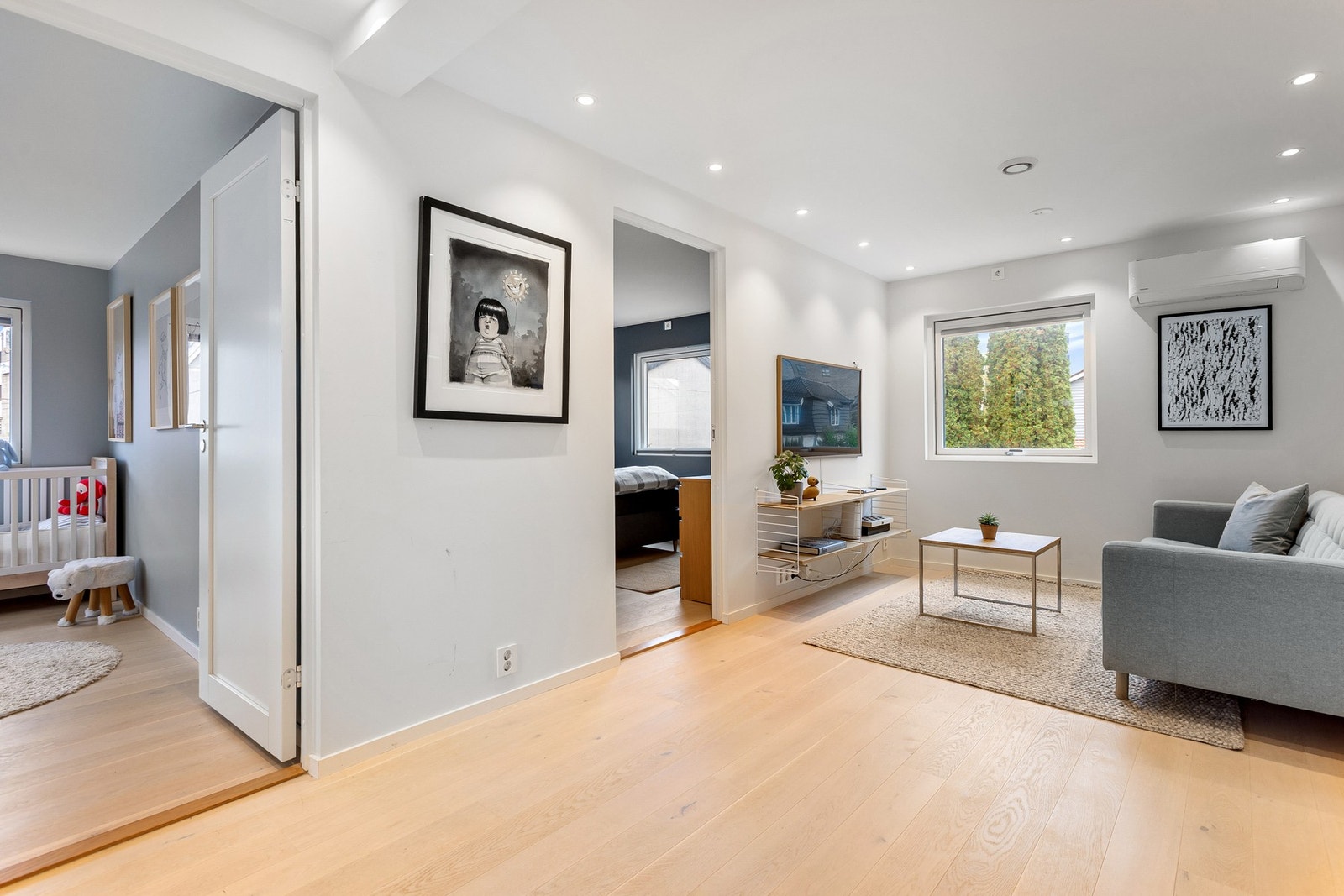 Er det behov for en lekestue for barna eller et bibliotek med lesekrok er rommet perfekt for bruken. Galleribilde