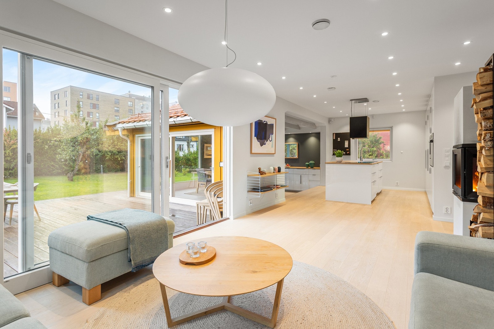 Fra stuen er det utgang til boligens uteplass. Galleribilde