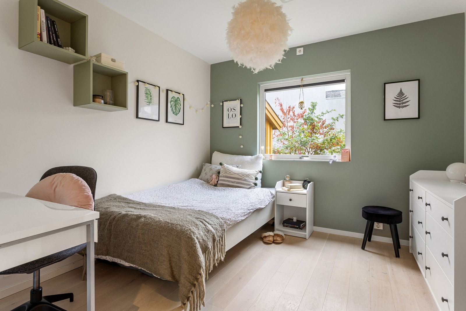 Huset har i alt fem soverom, hvorav ett er plassert i denne etasjen. Galleribilde