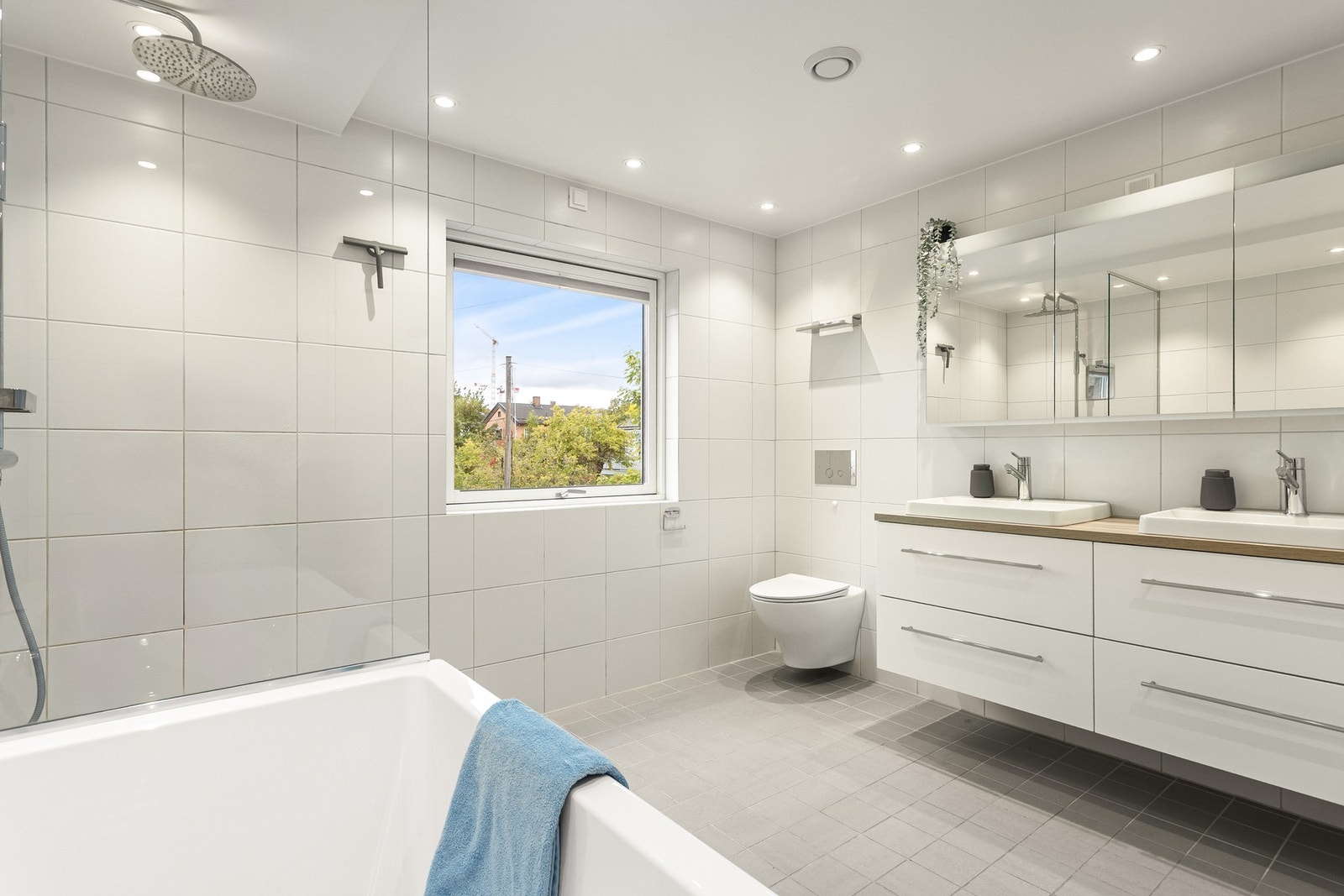 Badet er flislagt og har varme i gulv, samt downlights i himling. Galleribilde