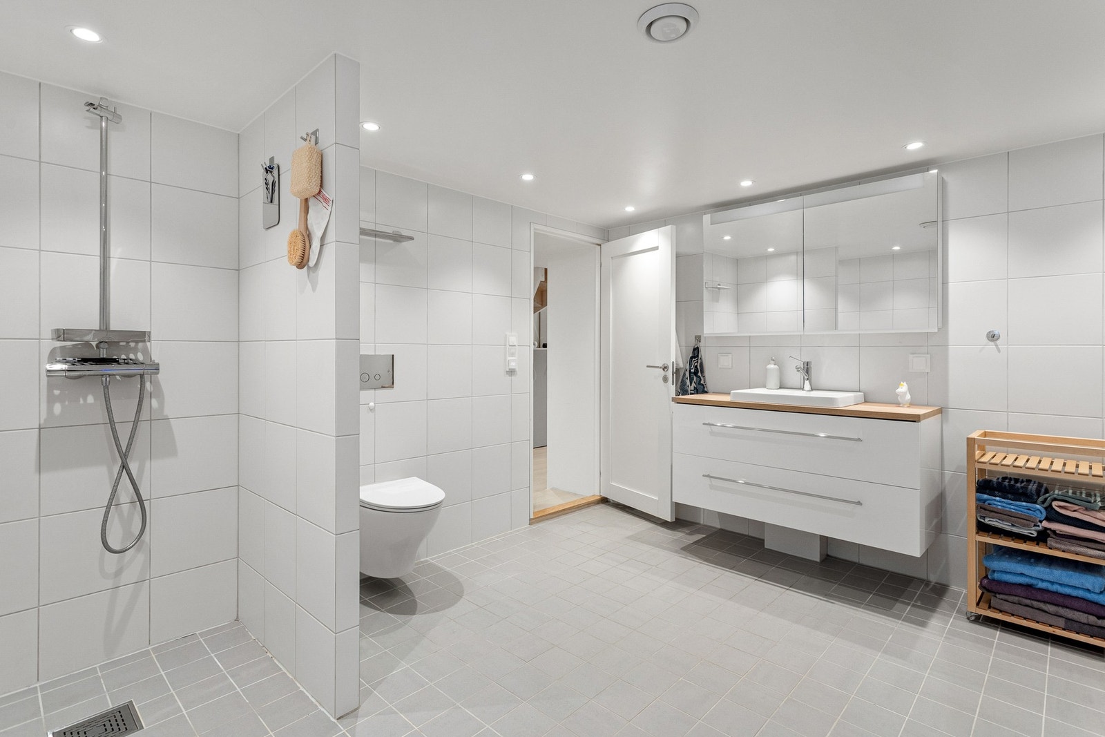 Badet har toalett, servant på underskuffer og speil på overside samt dusjhjørne. Galleribilde