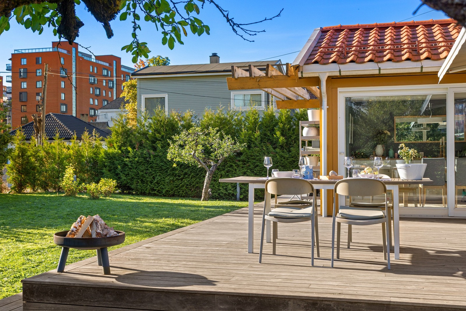 Enkel adkomst til hagen fra terrassen via et par trappetrinn. Galleribilde