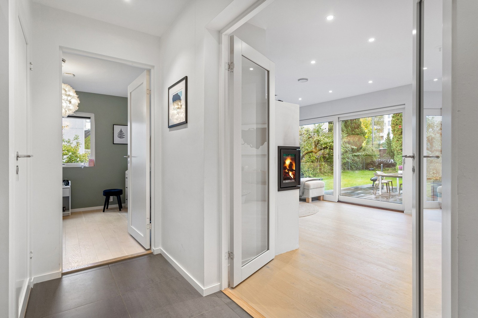 Balansert ventilasjon gir et godt inneklima og bomiljø, i tillegg til at det er gulvvarme i alle etasjer. Galleribilde