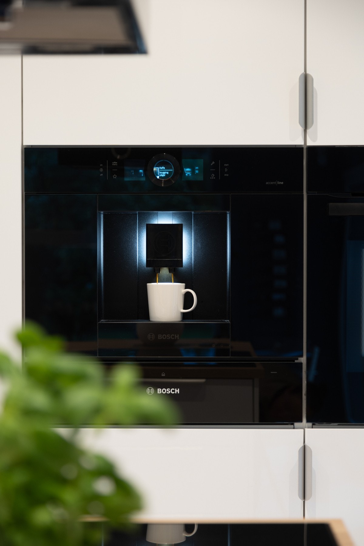 Hvitevarene er integrerte og medfølger. Disse består av induksjonsplatetopp, stekeovn, oppvaskmaskin, kaffemaskin, to stk kjøleskap og et fryseskap. Galleribilde