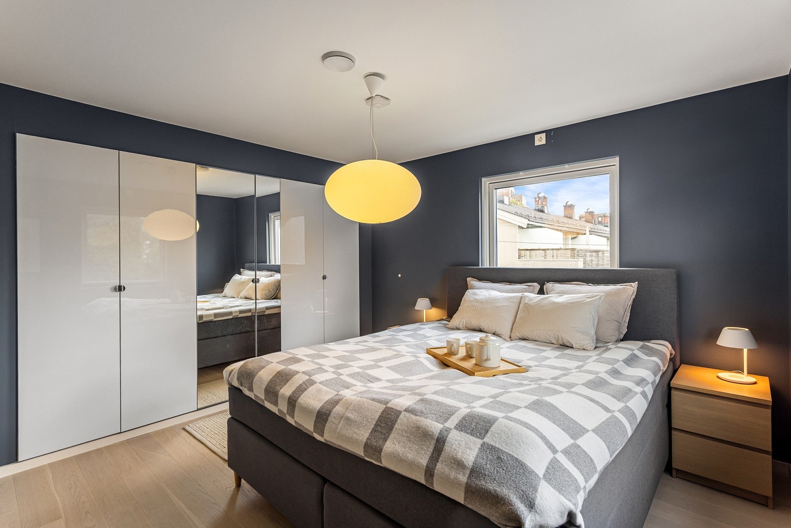 Plassbygget garderobeløsning byr på godt med plass for klærne dine og blir stående Galleribilde