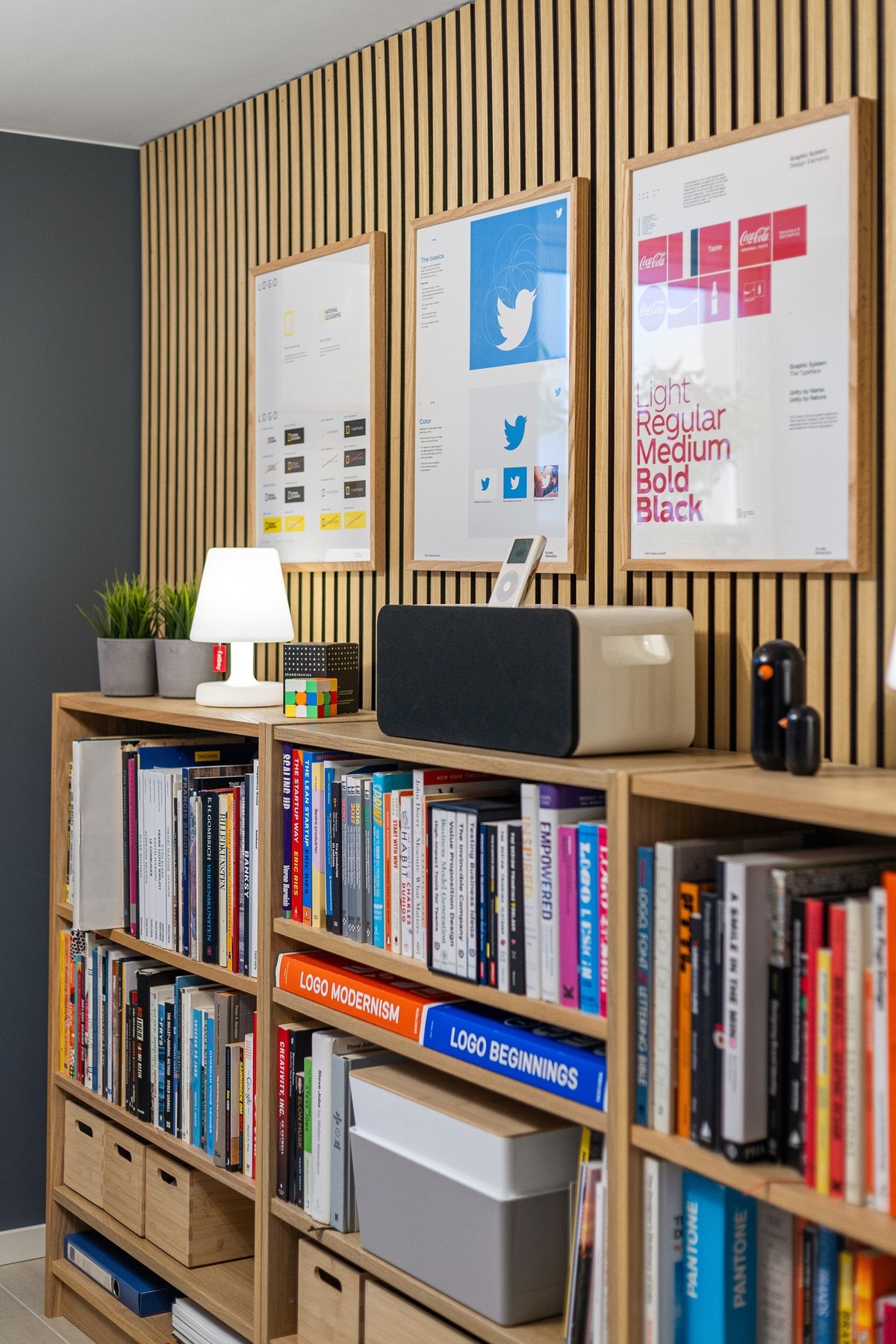 Det er lagt spilevegg på en langside som setter et fint preg på rommet. Galleribilde