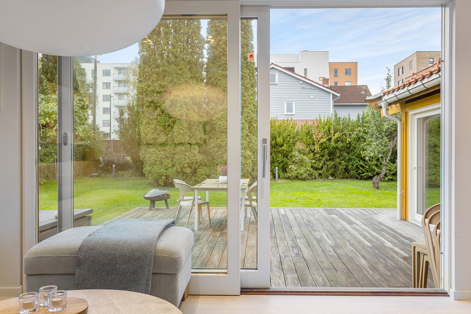 Skyvedøren gir en fin forlengelse av oppholdsrommet på sommeren. Galleribilde