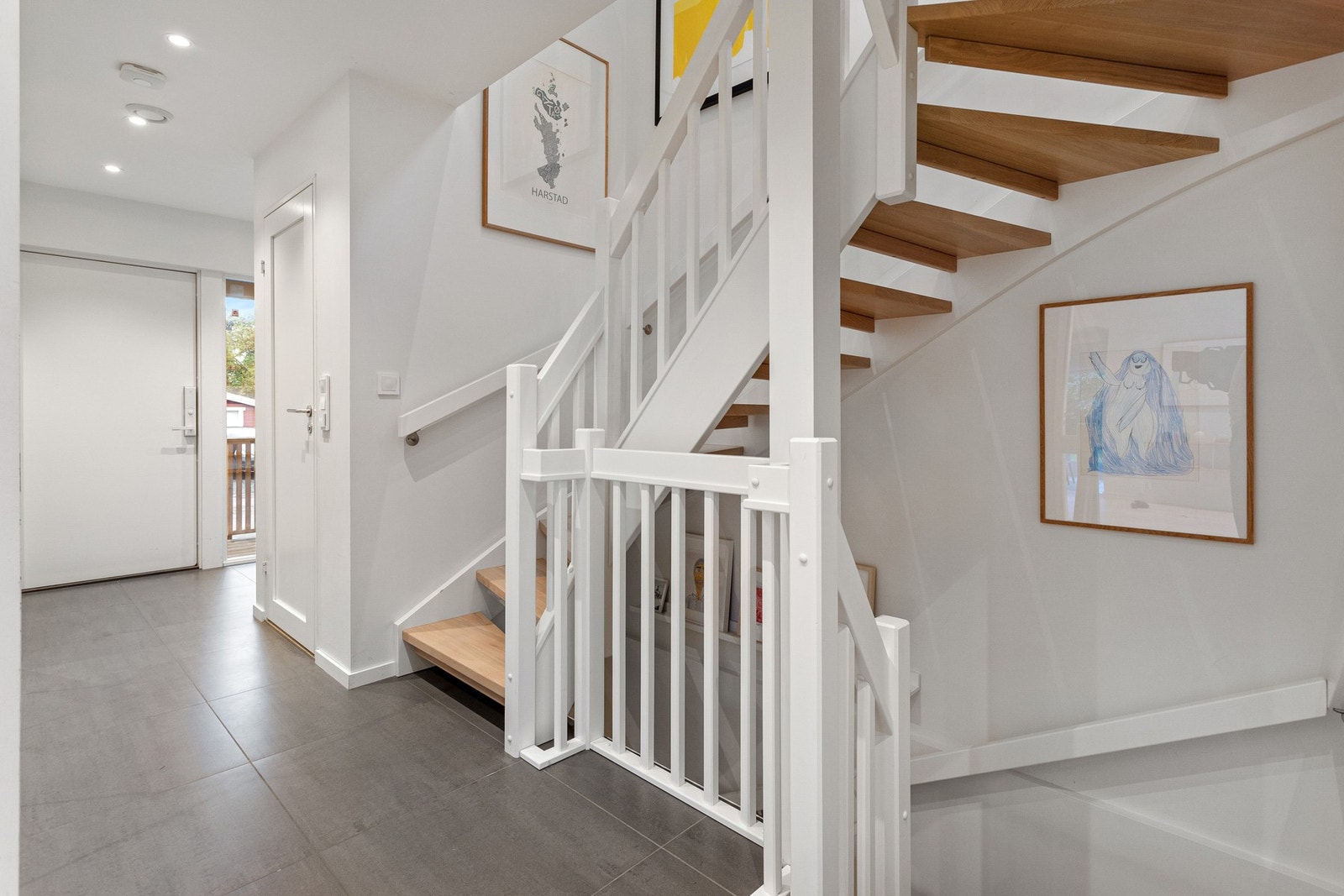 Fra gangen er det trapp til 2. etasjen og kjelleretasjen. Galleribilde