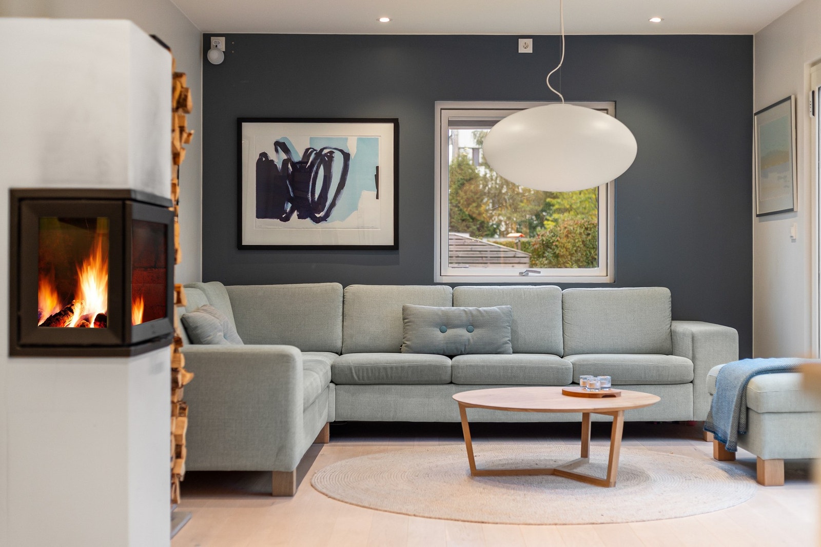 Rommet har naturlige soneinndelinger med fin plass til stor sofa, salongbord og mediemøblement. Galleribilde