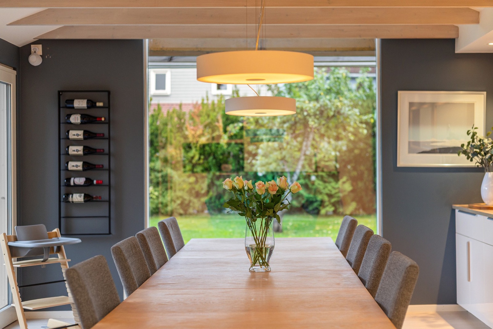 Det er god plass til et langbord hvor du kan invitere storfamilien og venner til hyggelige sammenkomster. Galleribilde