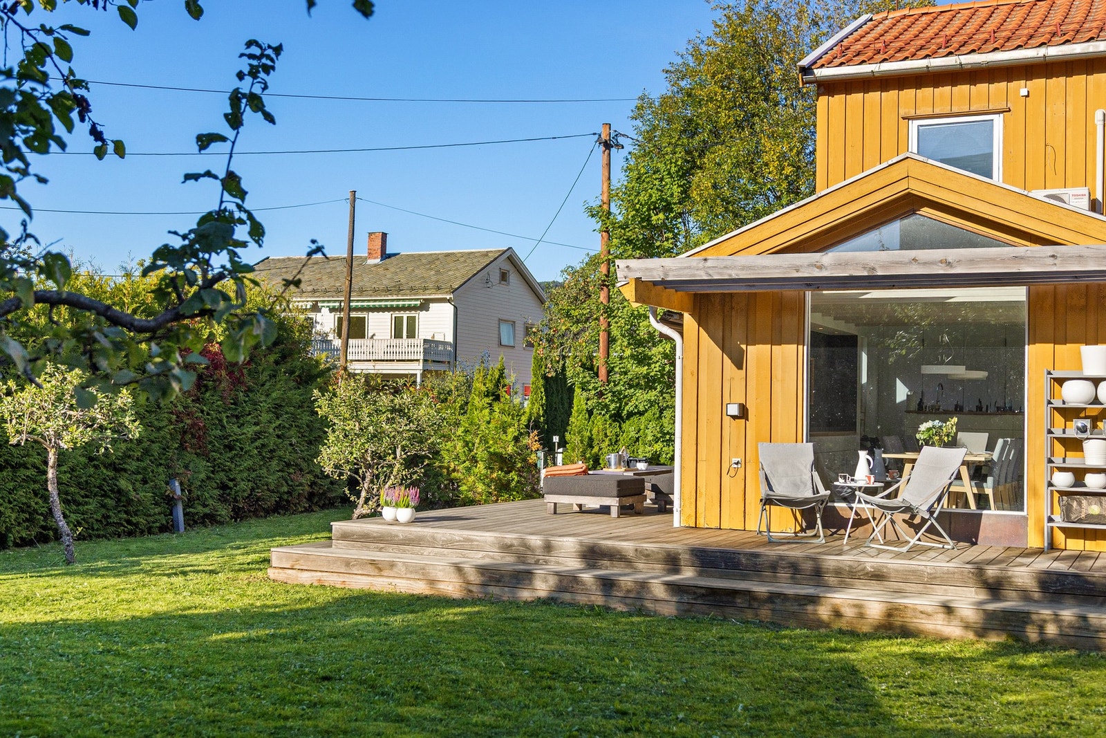 Størrelsen gjør at det også her er mulig å få flere hyggelige utesoner, i tillegg til trampoline, sklie og annen lek for barna. Galleribilde