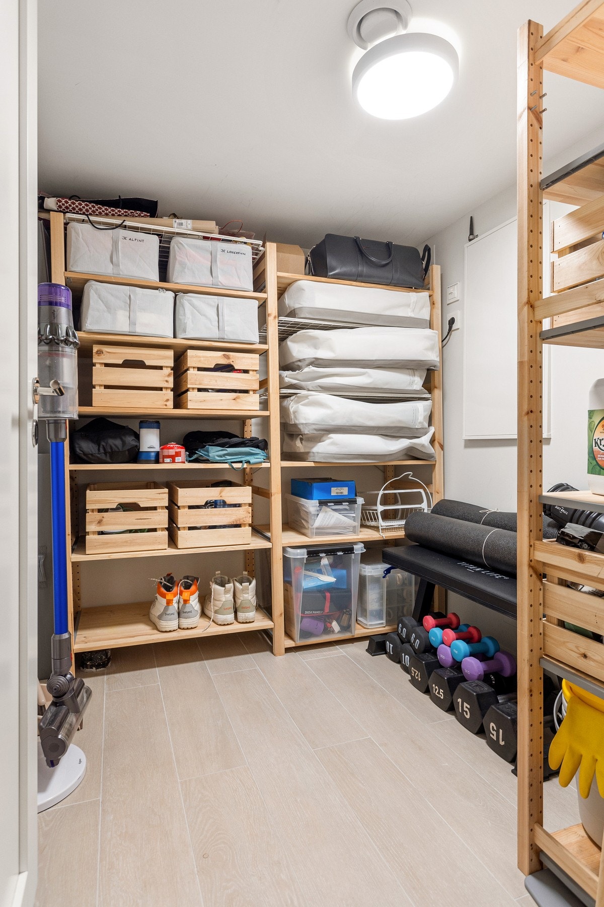 I tilknytning til gangen er den en praktisk innvendig bod som byr på godt med plass for det du ikke ønsker skal stå fremme i hverdagen. Galleribilde