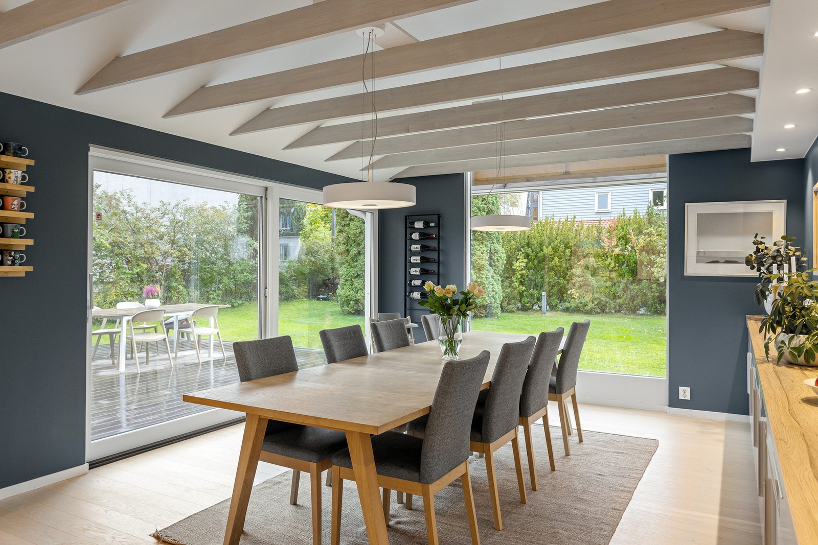 Dette blir fort et naturlig samlingspunkt for store og små. Utgang via skyvedør til uteplassen også herfra. Galleribilde