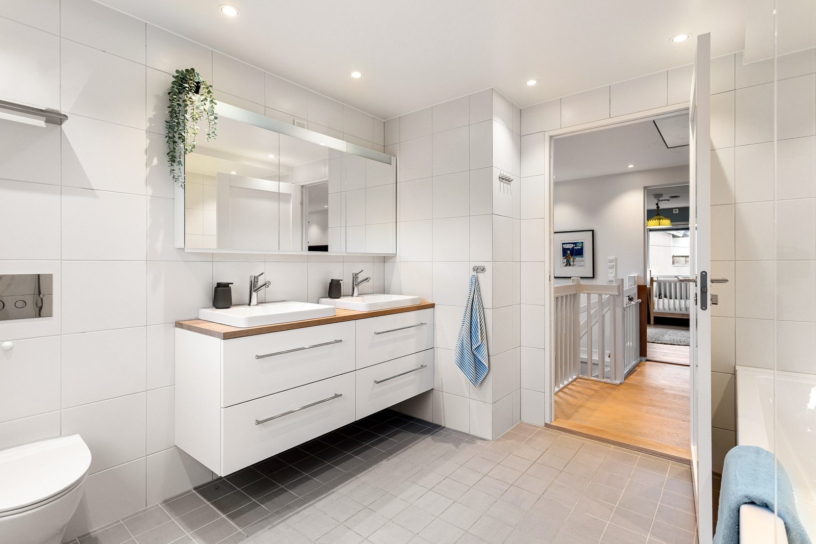 Boligen har i alt to baderom hvorav det ene ligger praktisk plassert ved soverommene i 2. etasje. Galleribilde