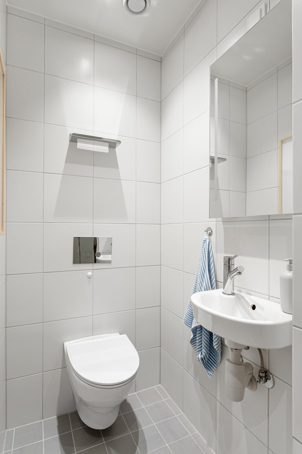 I entréen finner vi et praktisk toalettrom. Galleribilde