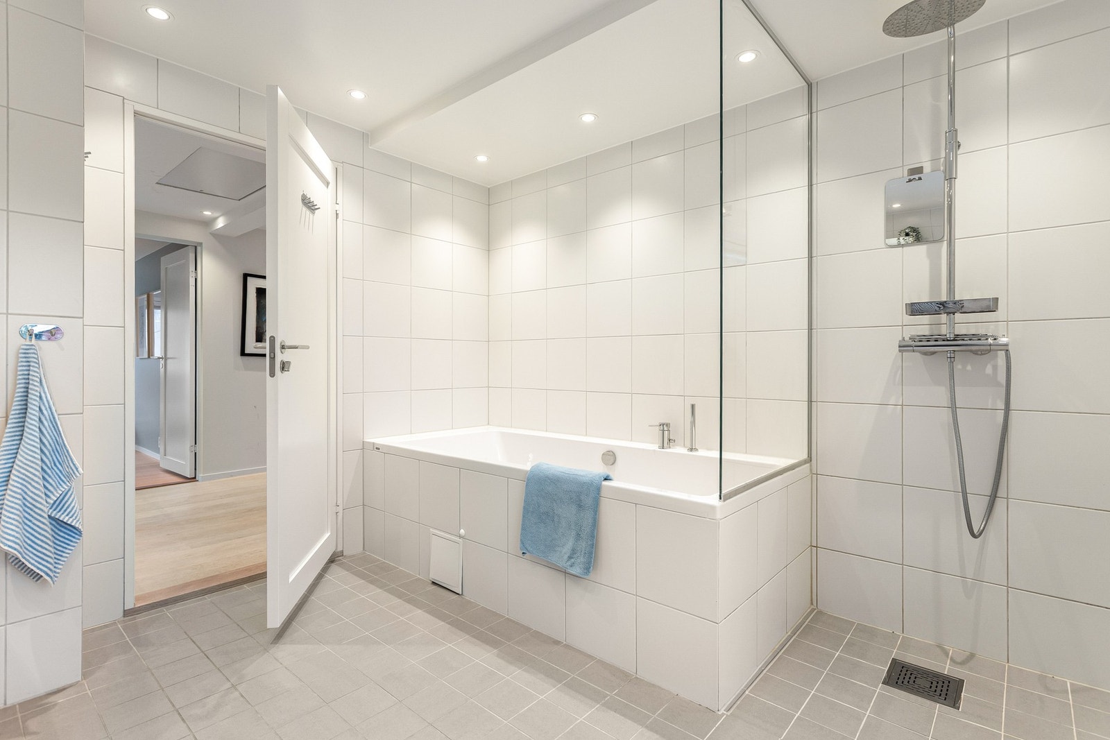 Videre er det dusjhjørne med regnfallsdusj og innmurt badekar. Balansert ventilasjon. Galleribilde
